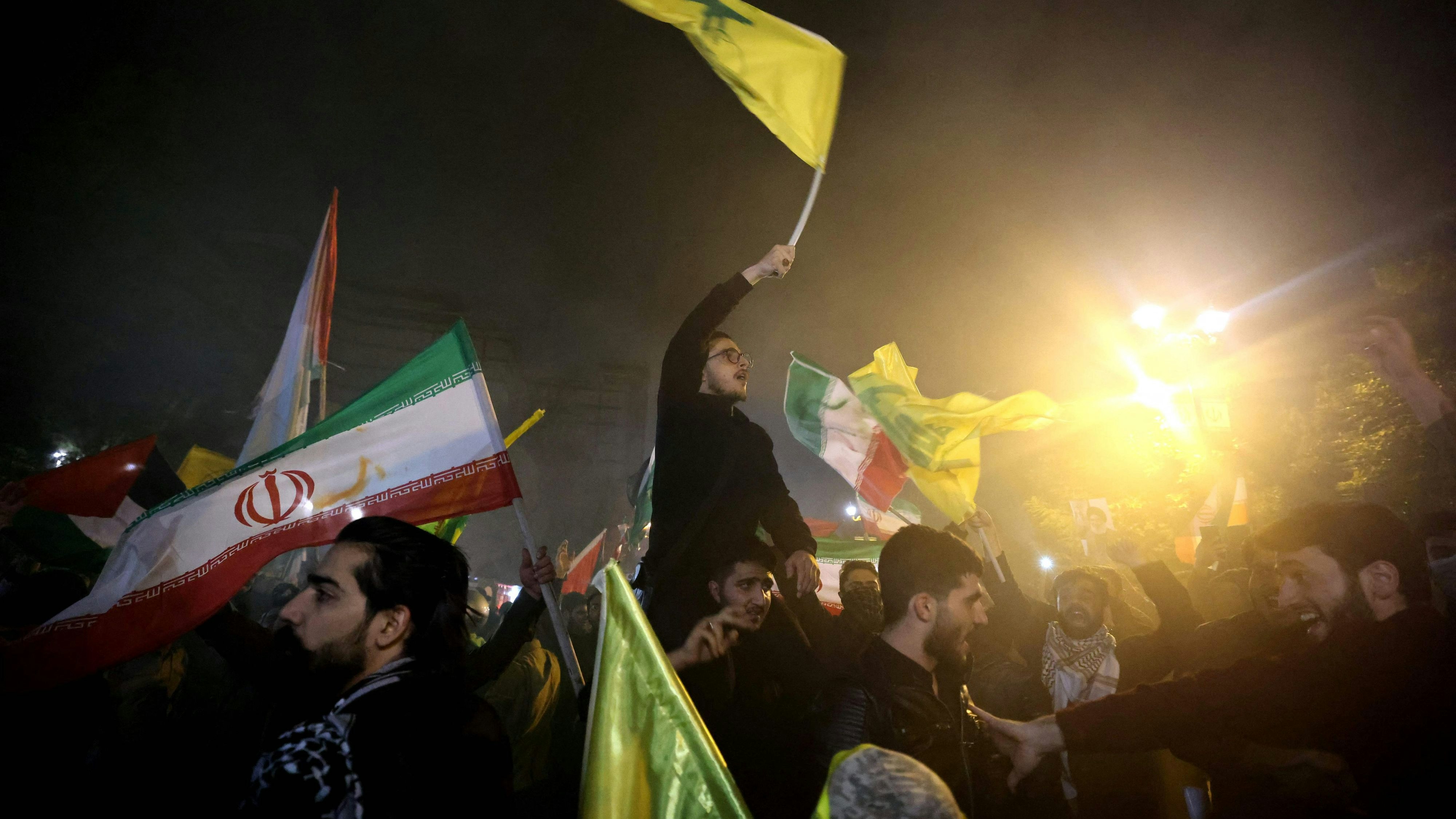 Jubelstimmung auf den Straßen Teherans nach dem iranischen Angriff auf Israel