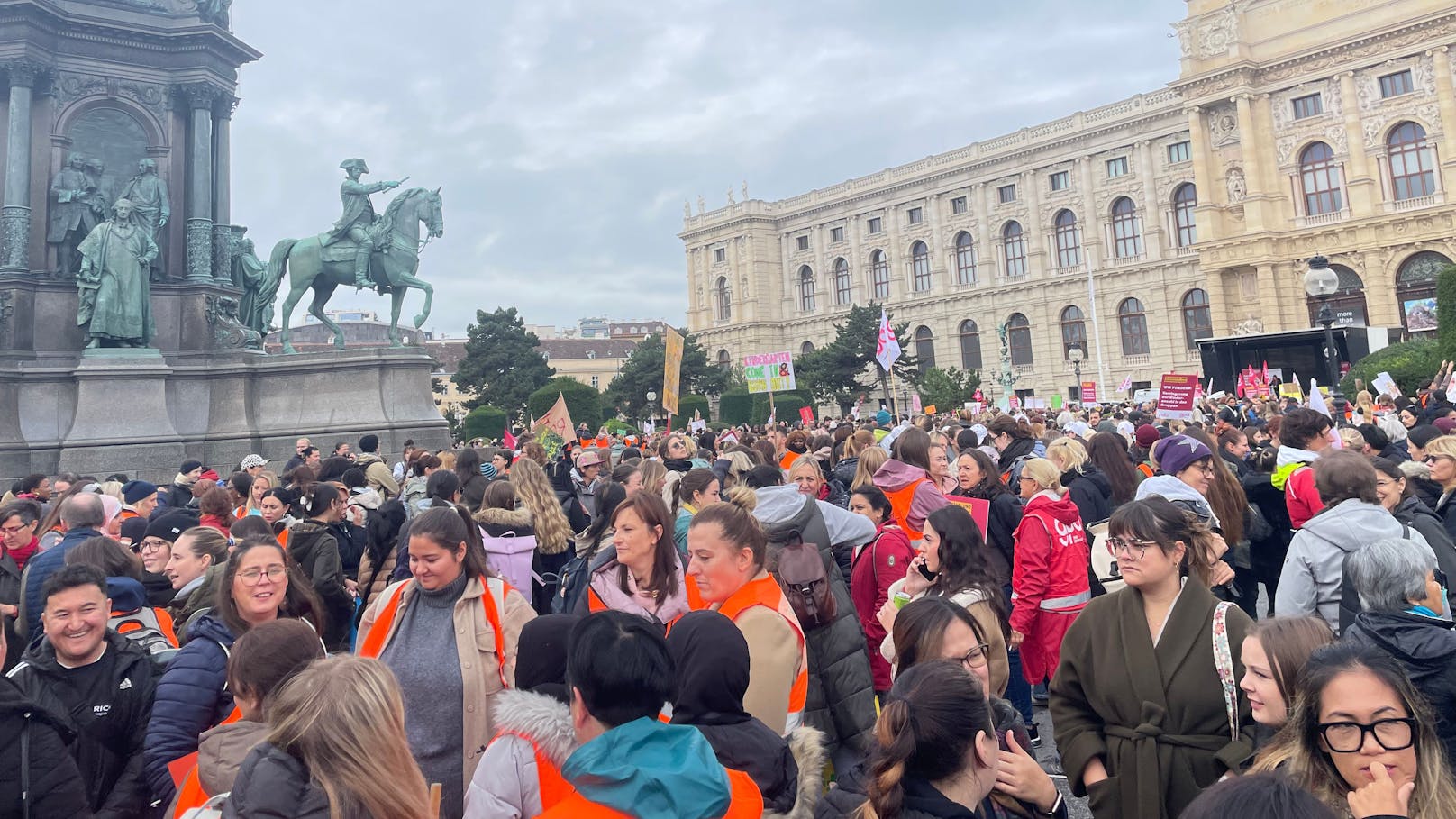 Am Maria-Theresien-Platz in Wien versammelten sich Elementarpädagogen, um ihre Forderungen zu äußern