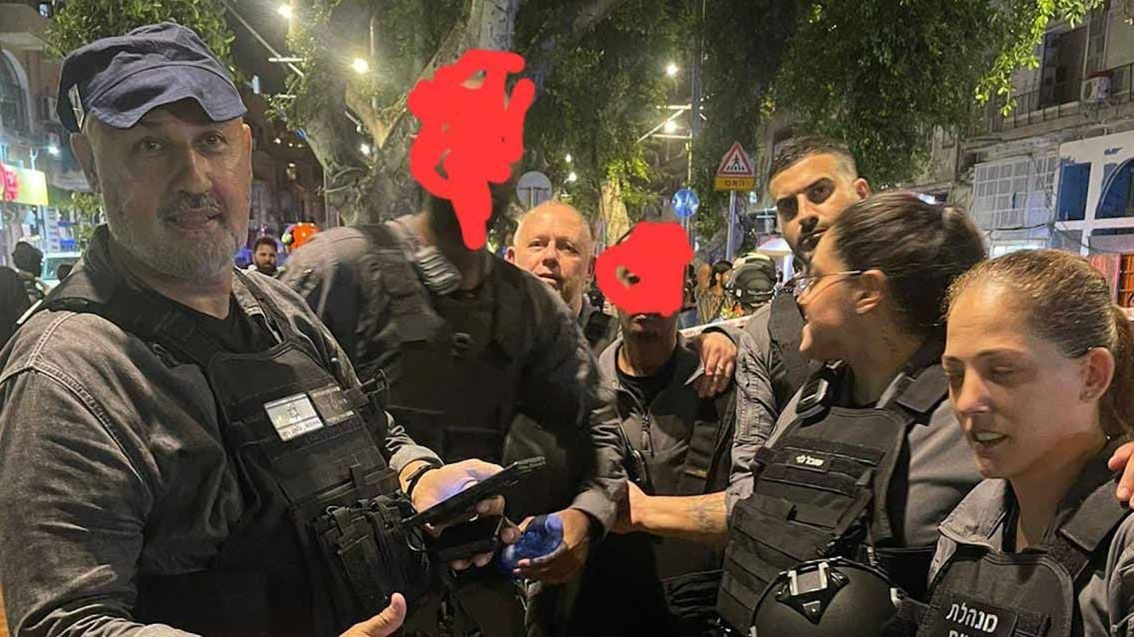 Die Angehörigen der Freiwilligenpolizei SELA in Tel Aviv-Jaffa kurz nach ihrem Einsatz (die Schützen wurden von der Einheit unkenntlich gemacht).