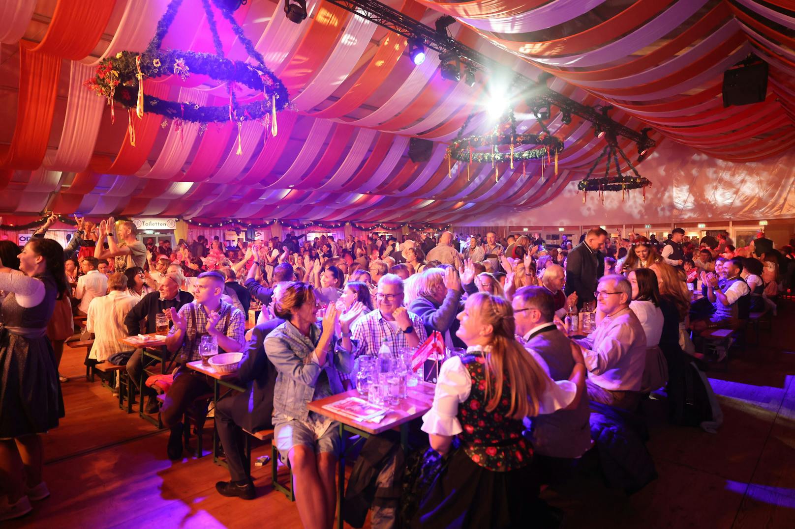 Die Polizei feierte die Präsentation der Polizeikalenders 2025 auf der Wiener Wiesn.