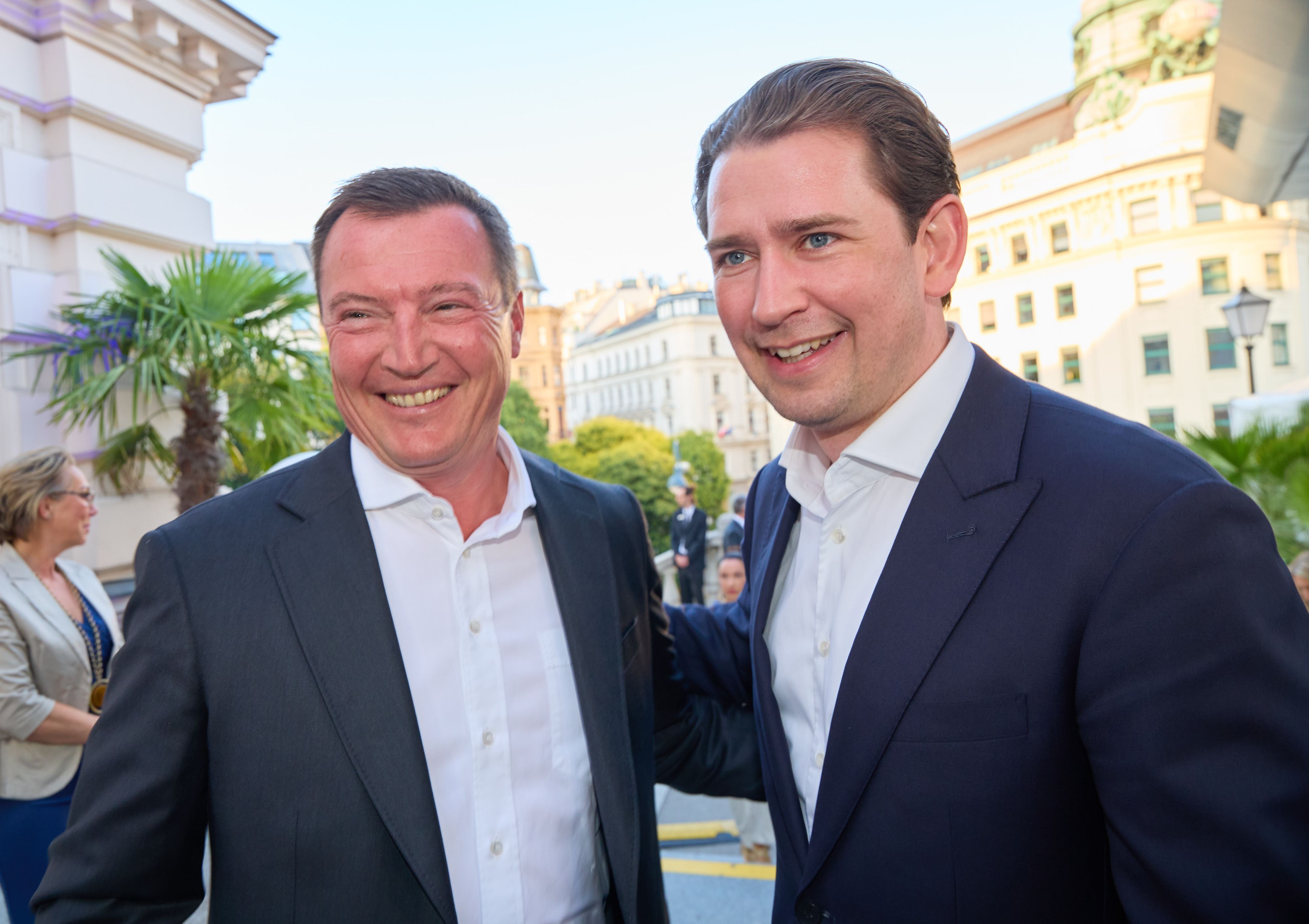 Sebastian Kurz und Markus Friesacher (l.) beim Sommerfest der Raiffeisenlandesbank OÖ in der Albertina Wien am 25. Juni 2024.