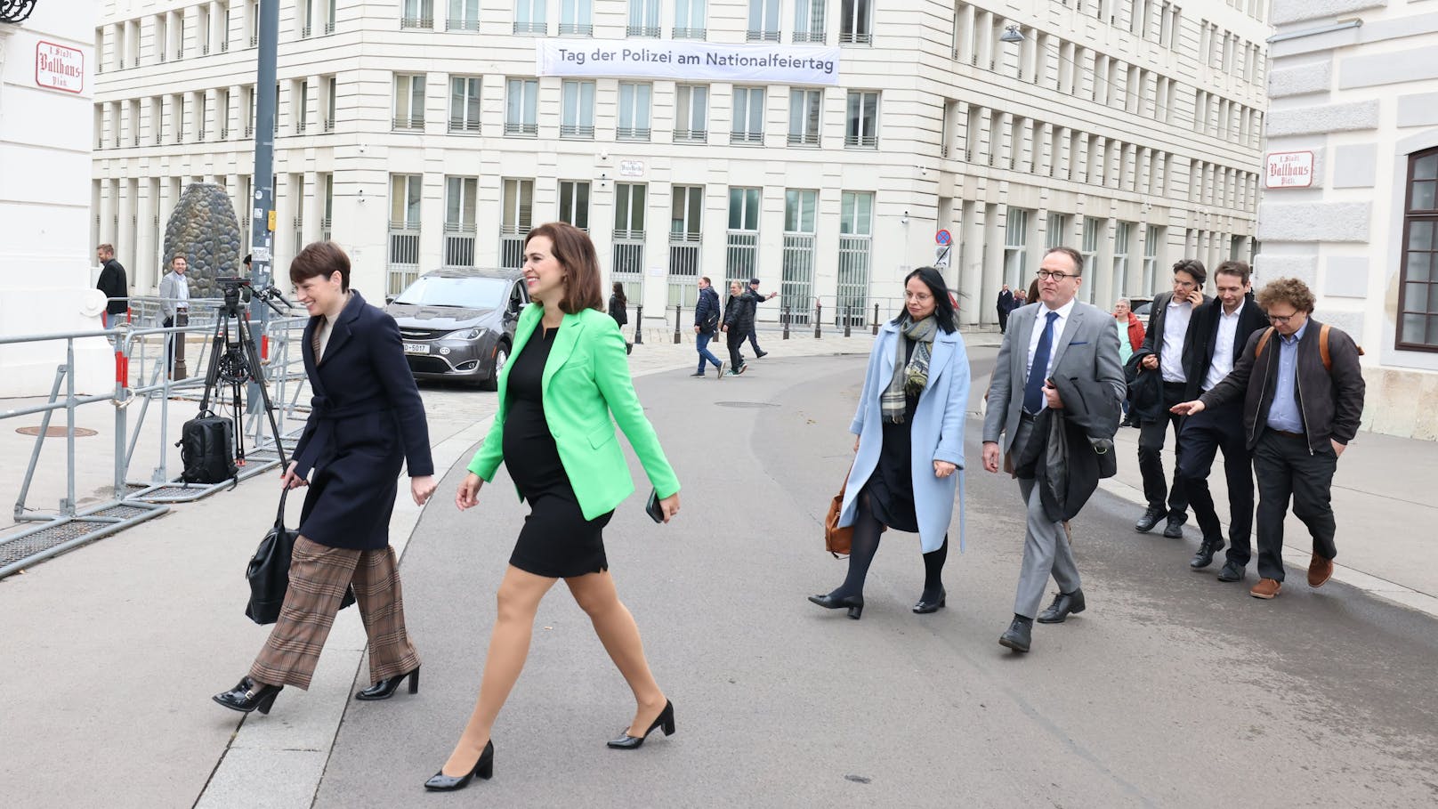 Kulturstaatssekretärin Andrea Mayer (im hellblauen Mantel) ging noch im Regierungstross zur Hofburg, tritt aber per sofort zurück.