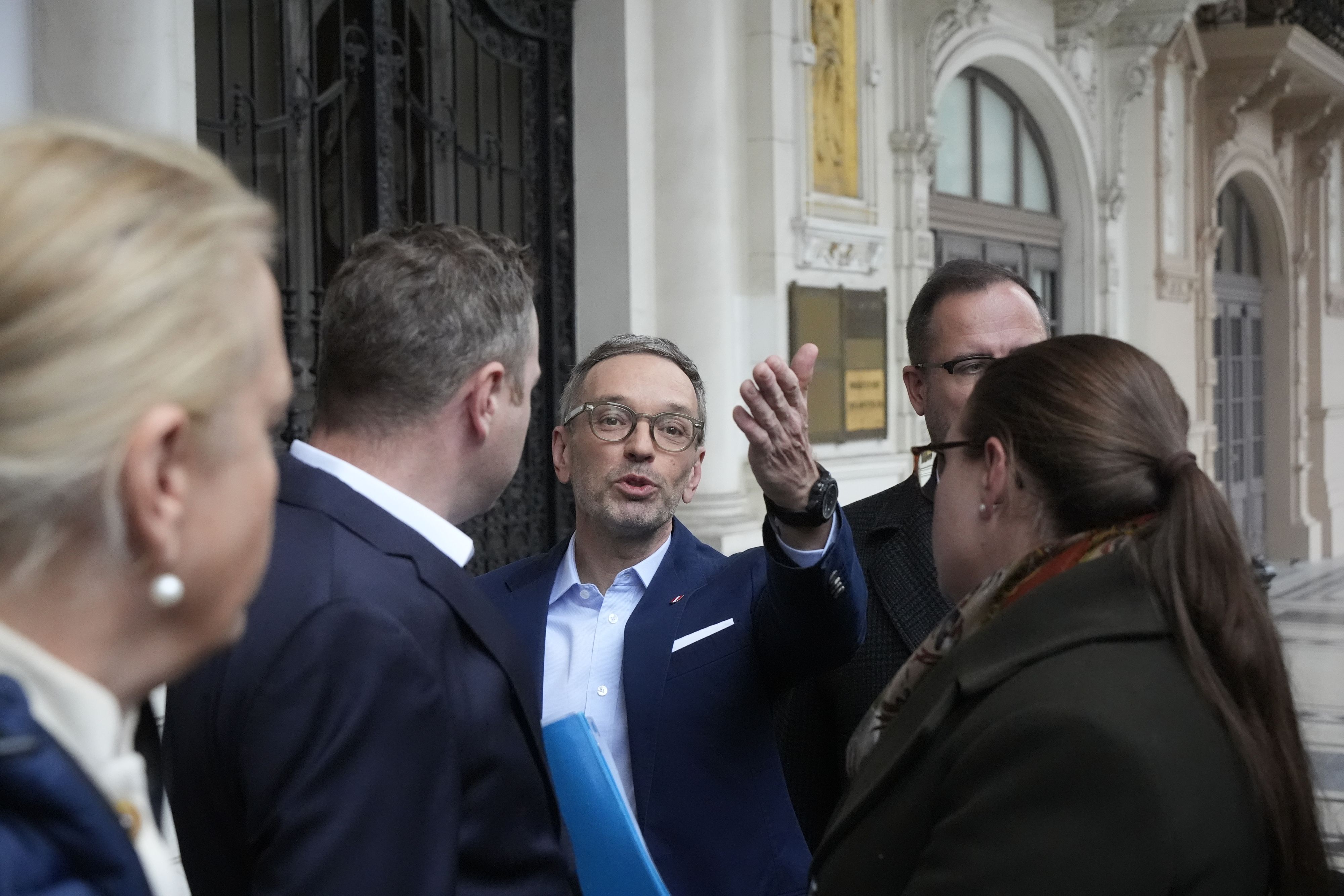 Herbert Kickl (m.) am Weg zum FPÖ-Parteivorstand, um die blauen Weichen für die Zukunft zu stellen.