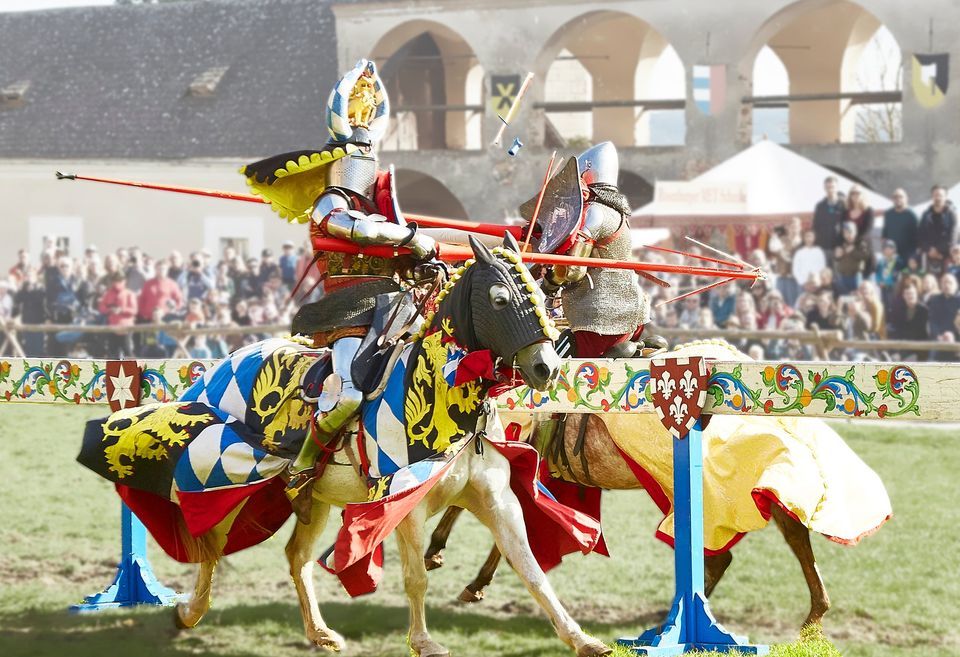 Die Waldviertler Rosenburg steht im Herbst ganz im Zeichen des Mittelalters: beim Ritterturnier hoch zu Ross inklusive glänzender Rüstungen, klirrender Schwerter und bedrohlicher Lanzen.