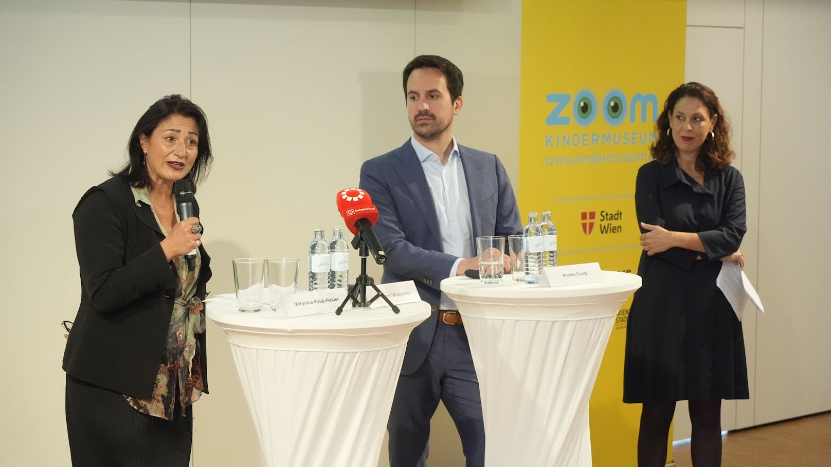 (V.l.n.r.) Kulturstadträtin Veronica Kaup-Hasler mit Vizebürgermeister Christoph Wiederkehr und Andrea Zsutty, Direktorin ZOOM Kindermuseum zur Feier des 30-jährigen Jubiläums des ZOOM Museums