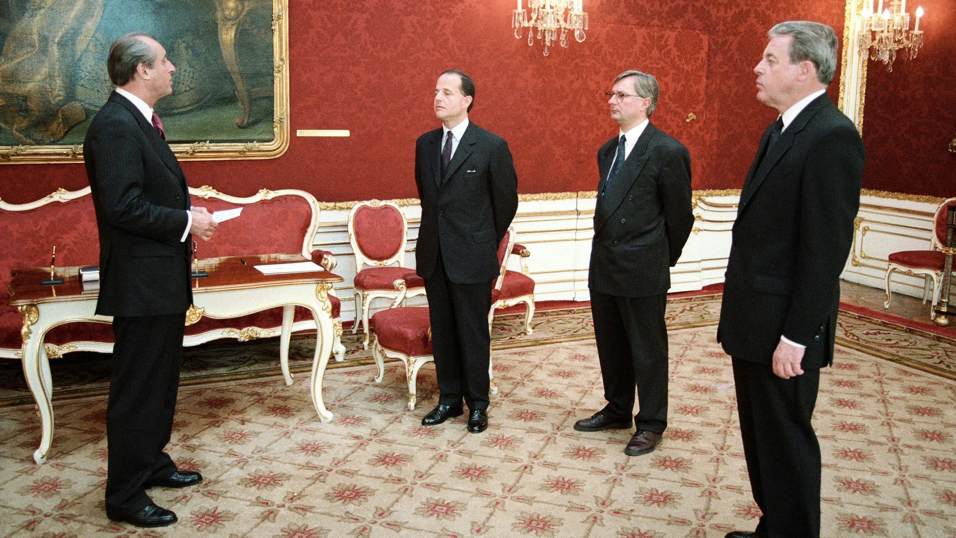 Bundespräsident Thomas Klestil (l.) im April 1993 bei der Angelobung des neuen Präsidenten des Verwaltungsgerichtshofs, Clemens Jabloner (2. v. l.) und des Vizepräsidenten Wolfgang Pesendorfer (2. v. r.) mit Bundeskanzler Franz Vranitzky