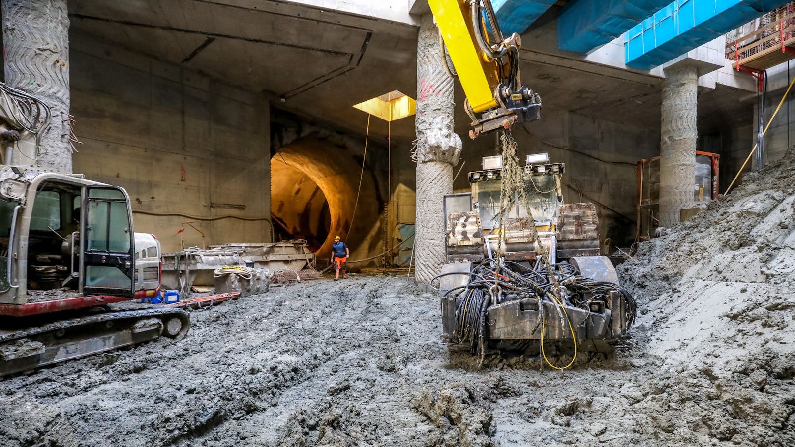 Aufräumarbeiten bei der Station Pilgramgasse