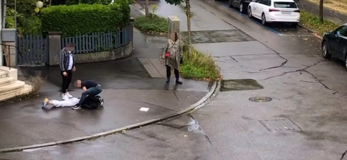 Ein 23-jähriger Chinese griff am 1. Oktober 2024 eine Gruppe Kinder eines Mittagshort in Zürich-Oerlikon an. Er konnte überwältigt werden.