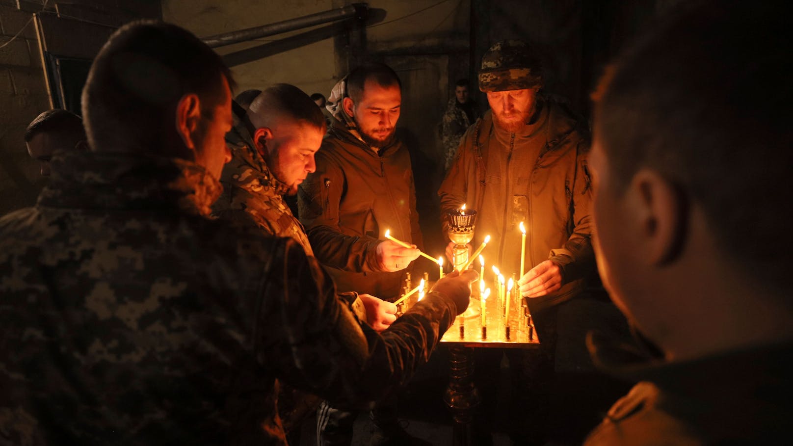 Bilder einer orthodoxen Messe für die Verteidiger von Wuhledar, die 72. Mechanisierte Brigade, am 15. Dezember 2023.