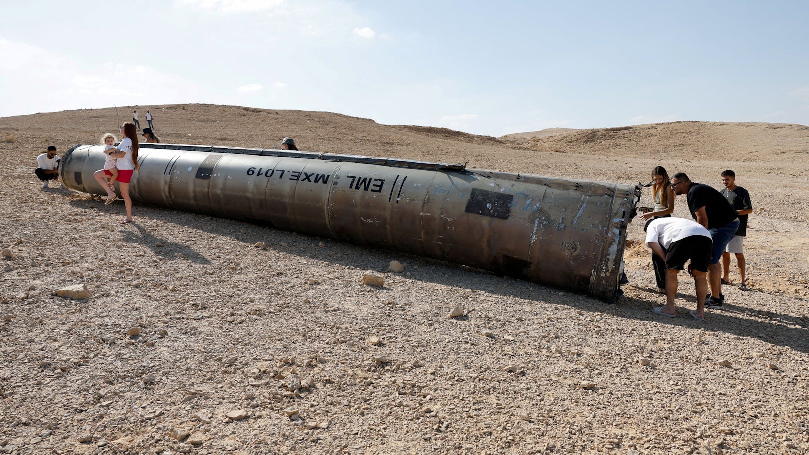 Am Dienstagabend griff der Iran Israel an. Fotos zeigen, welches gewaltige Ausmaß dieser Angriff tatsächlich hatte. Die Überreste einer iranischen Rakete sorgen für viel Aufsehen.