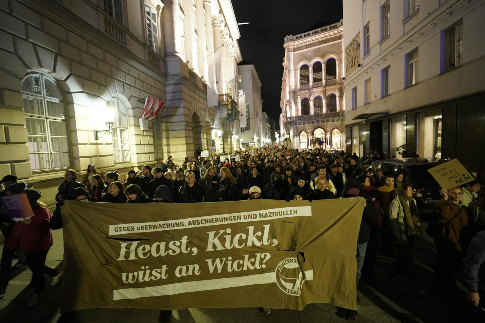 Mehrere Tausend Wiener demonstrierten am Donnerstag gegen Herbert Kickl (FPÖ)