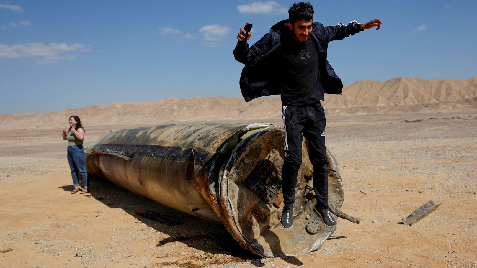 Am Dienstagabend griff der Iran Israel an. Fotos zeigen, welches gewaltige Ausmaß dieser Angriff tatsächlich hatte. Die Überreste einer iranischen Rakete sorgen für viel Aufsehen.