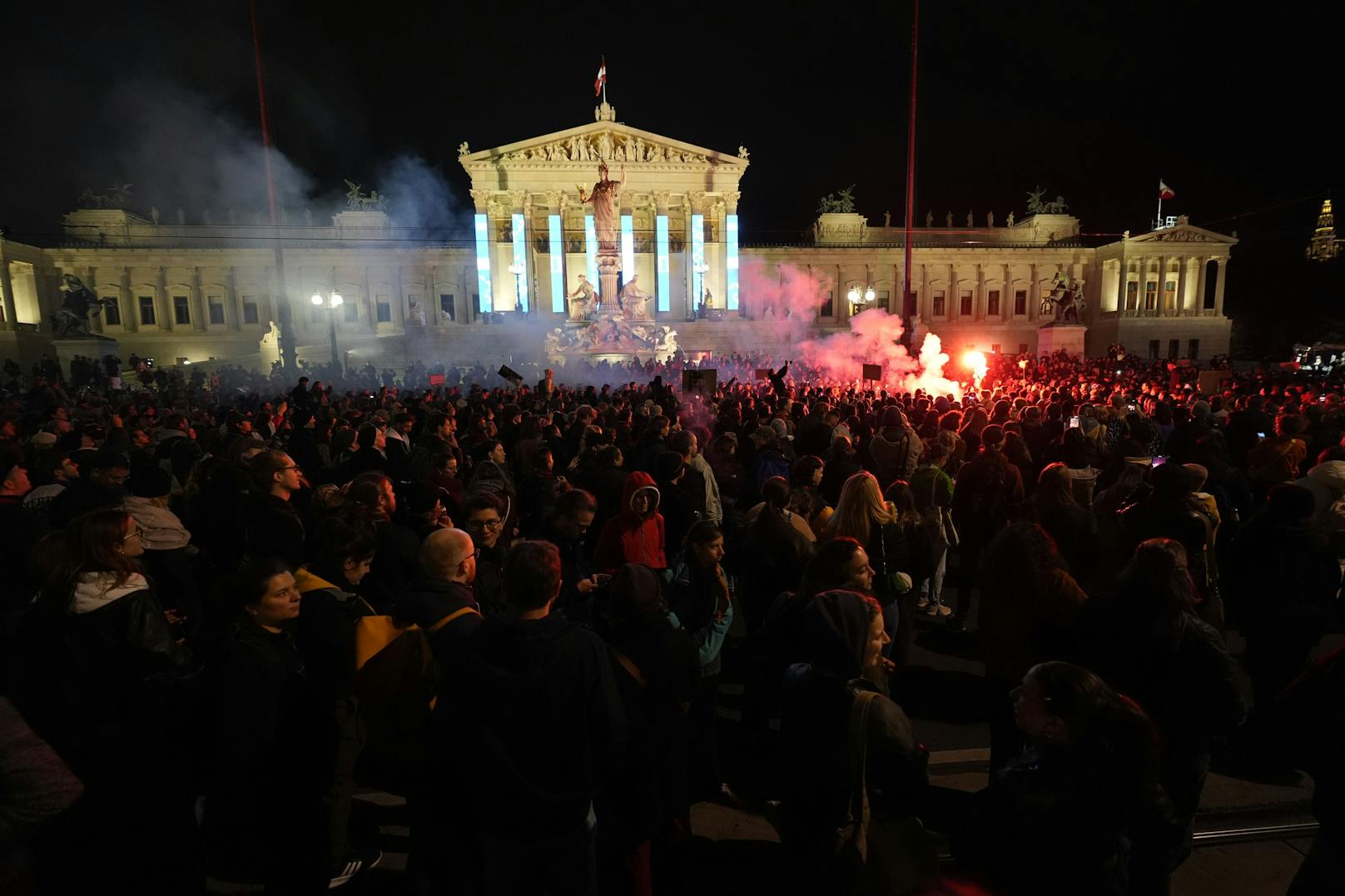 Die Abschlusskundgebung vor dem Parlament