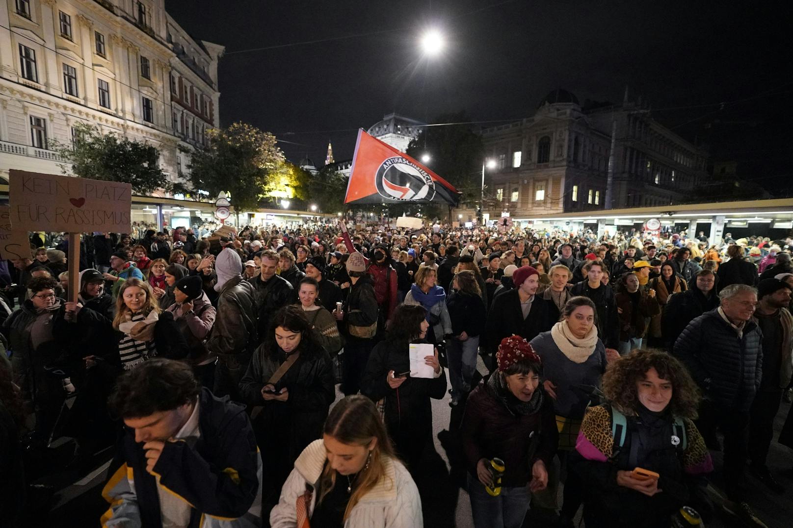 Tausende gingen am 3. Oktober 2024 auf die Straße um gegen eine potenzielle FPÖ-Regierung zu demonstrieren.