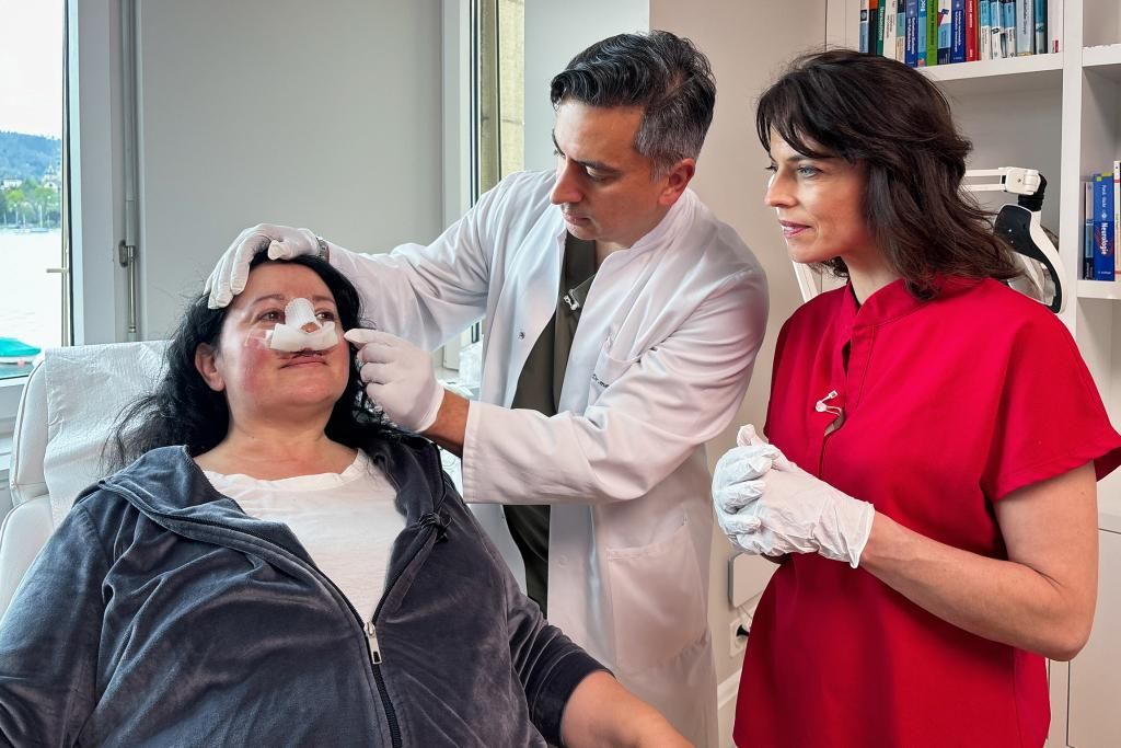 Silvana nach ihrer vierten Nasen-OP mit ihrem Chirurgen und der SRF-Redakteurin.
