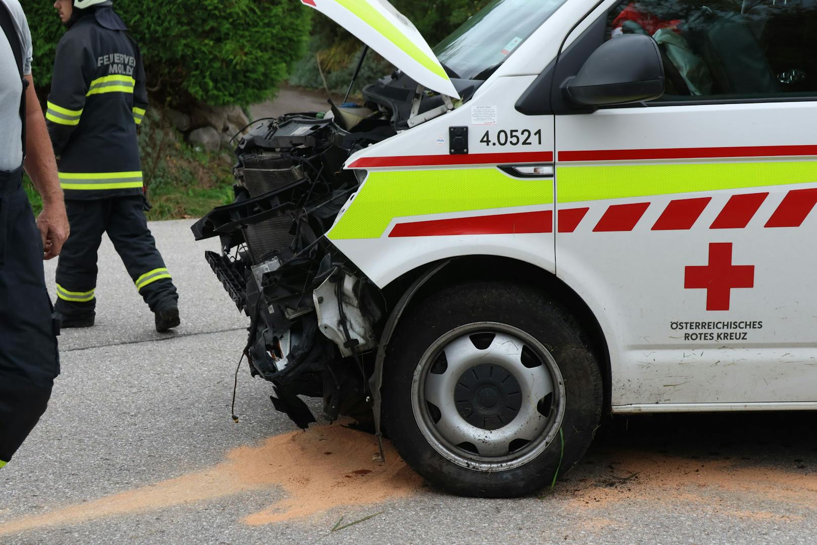 In Molln (Bezirk Kirchdorf) kam der Wagen bei einem Krankentransport von der Straße ab.