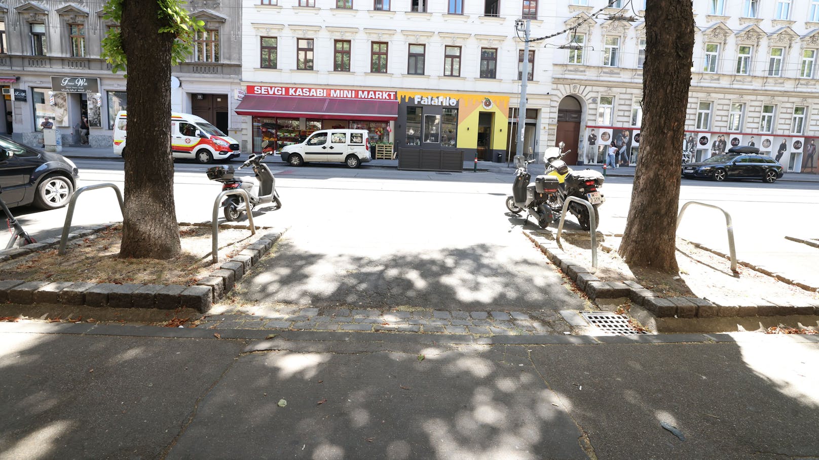 In der Quellenstraße wird vor einer wirklich unscheinbaren Einfahrt, die auch als Hauseingang herhält, eiskalt abkassiert.