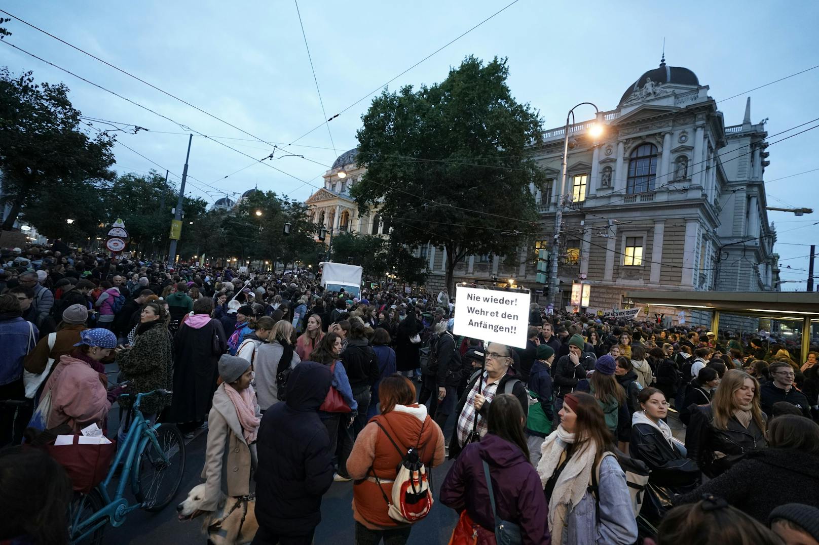 Demo-Chaos in Wien! Tausende protestieren gegen Kickl