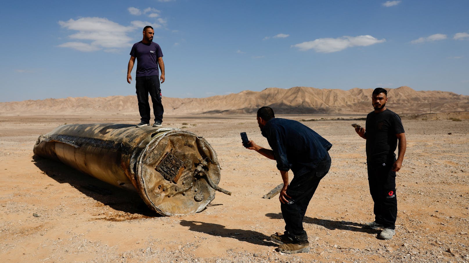 Am Dienstagabend griff der Iran Israel an. Fotos zeigen, welches gewaltige Ausmaß dieser Angriff tatsächlich hatte. Die Überreste einer iranischen Rakete sorgen für viel Aufsehen.