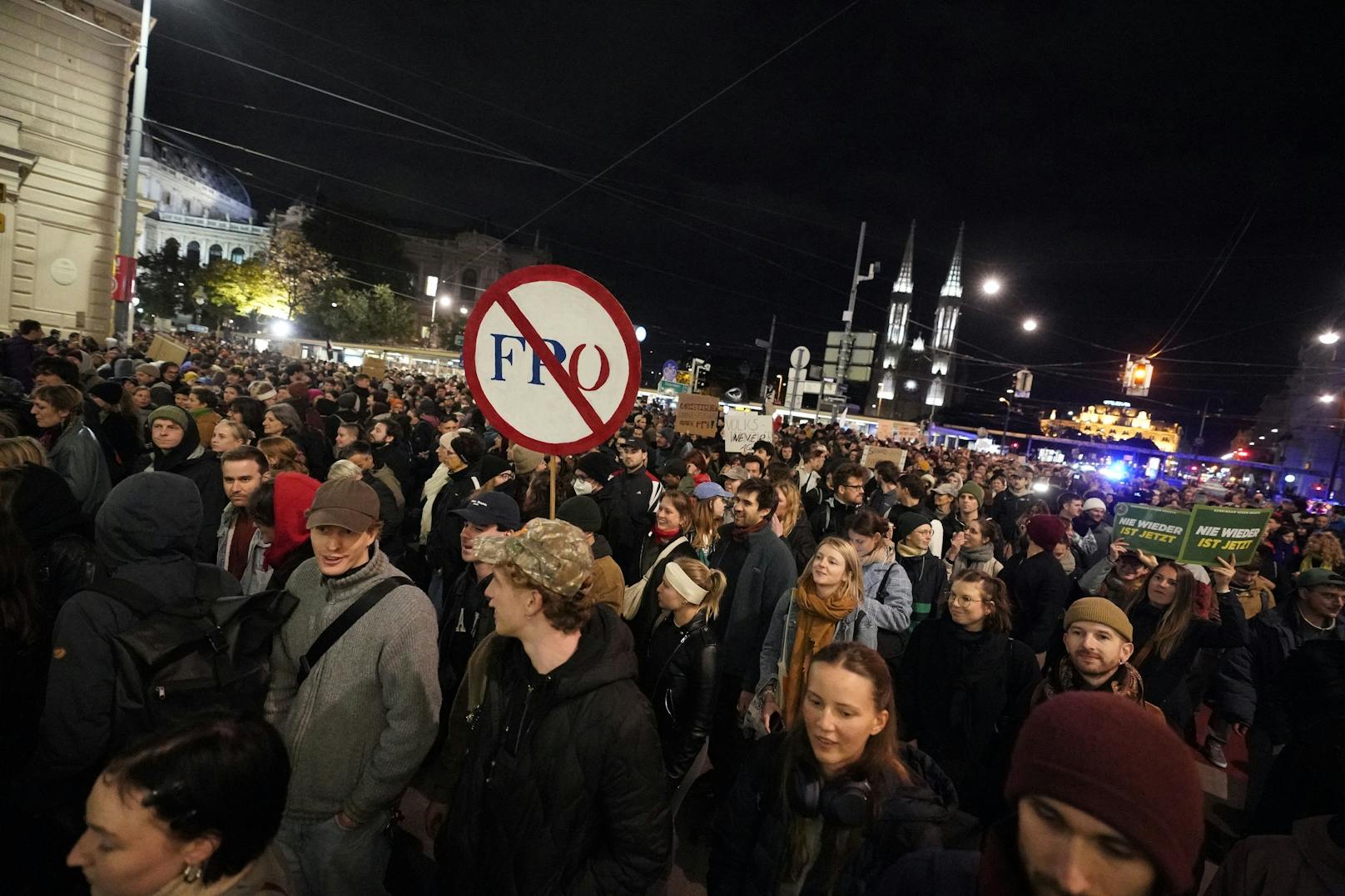 Tausende gingen am 3. Oktober 2024 auf die Straße um gegen eine potenzielle FPÖ-Regierung zu demonstrieren.