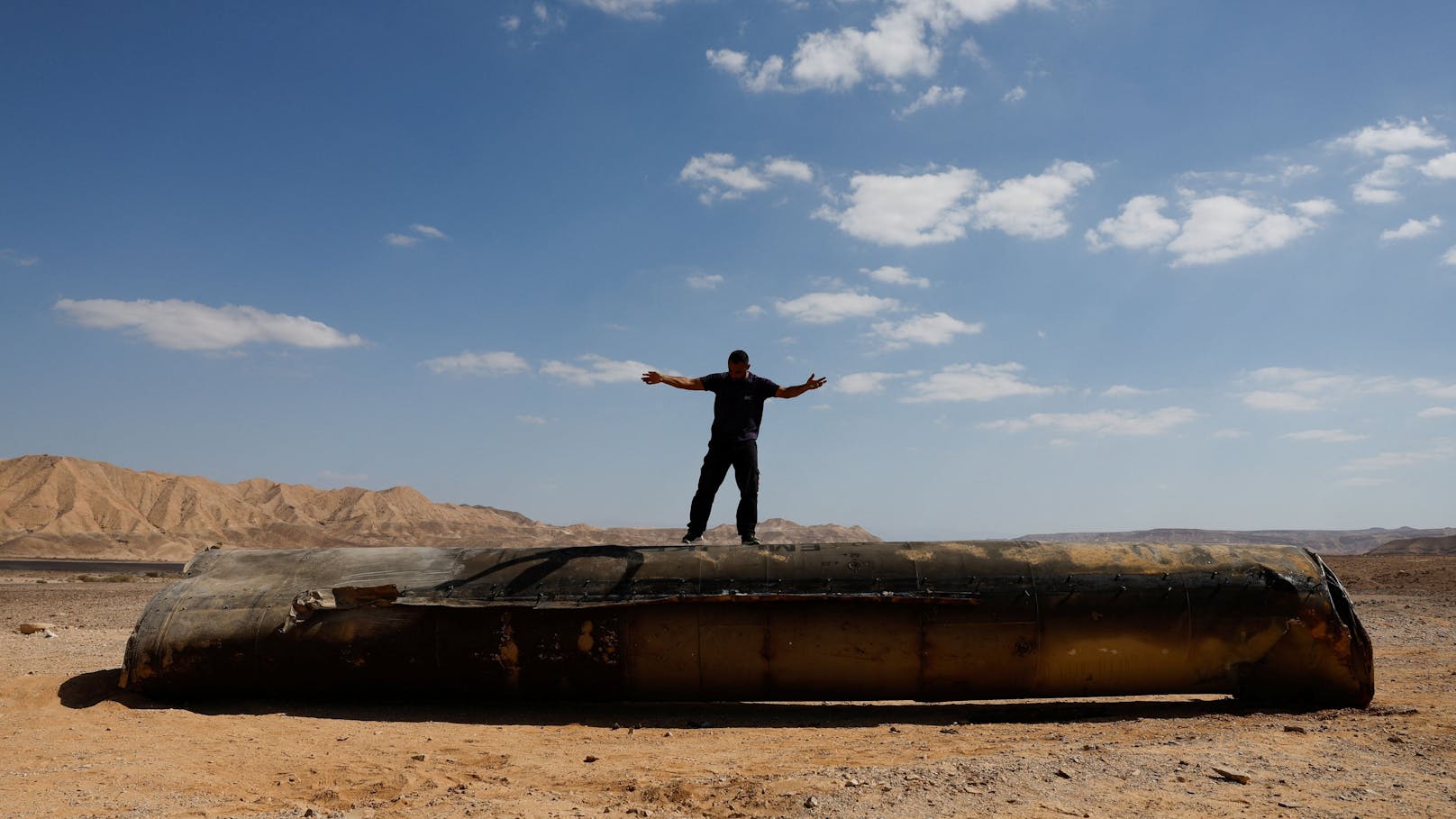 Am Dienstagabend griff der Iran Israel an. Fotos zeigen, welches gewaltige Ausmaß dieser Angriff tatsächlich hatte. Die Überreste einer iranischen Rakete sorgen für viel Aufsehen.