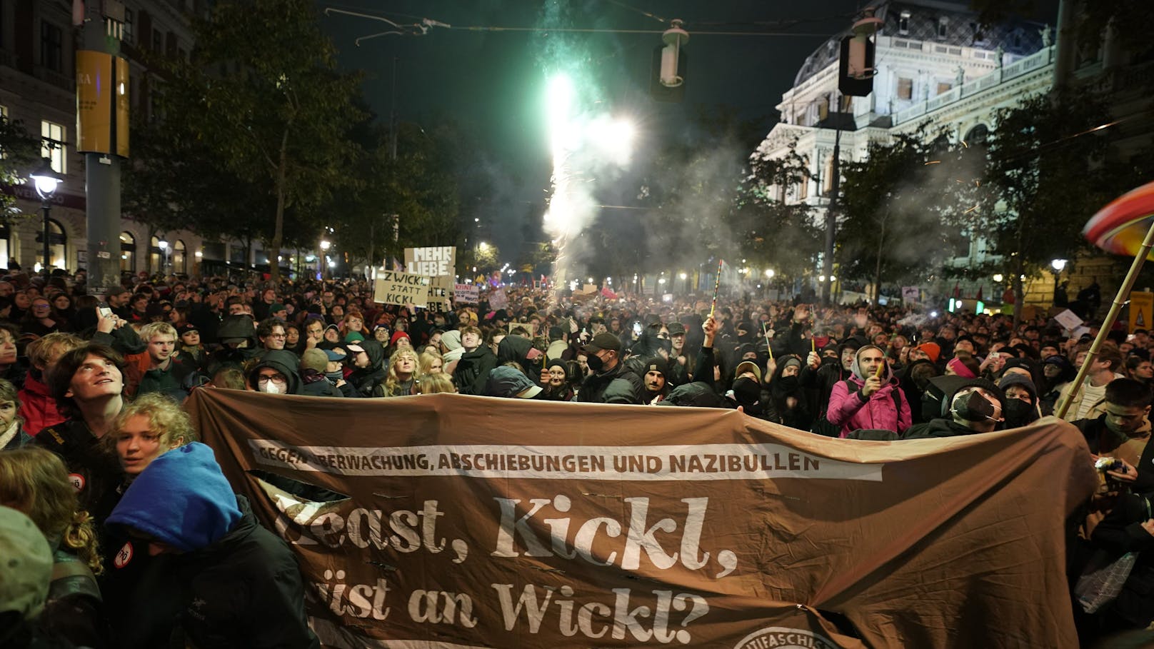 Verkehrs-Chaos in Wien! Tausende protestieren gegen FPÖ