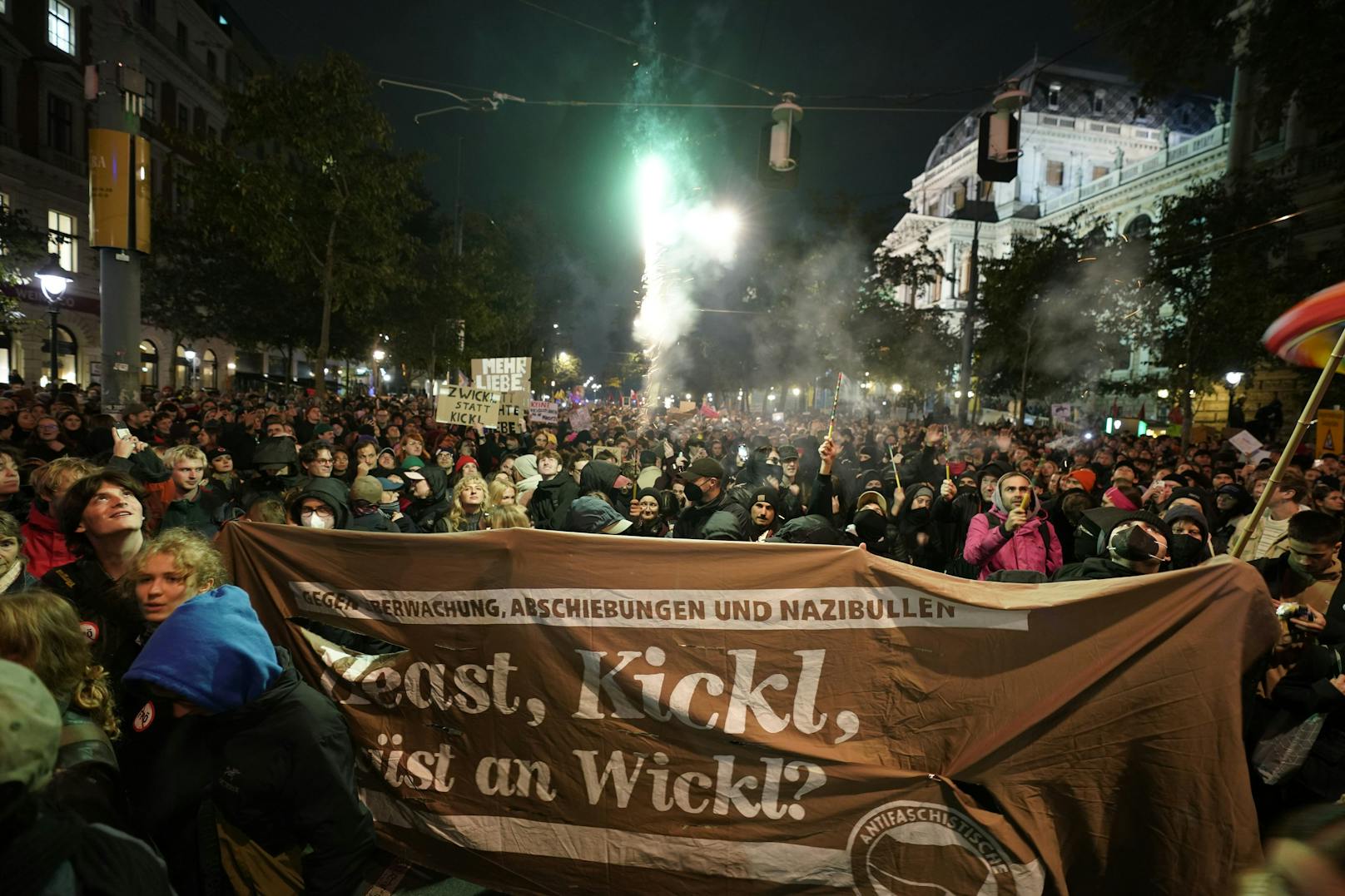 Tausende gingen am 3. Oktober 2024 auf die Straße um gegen eine potenzielle FPÖ-Regierung zu demonstrieren.