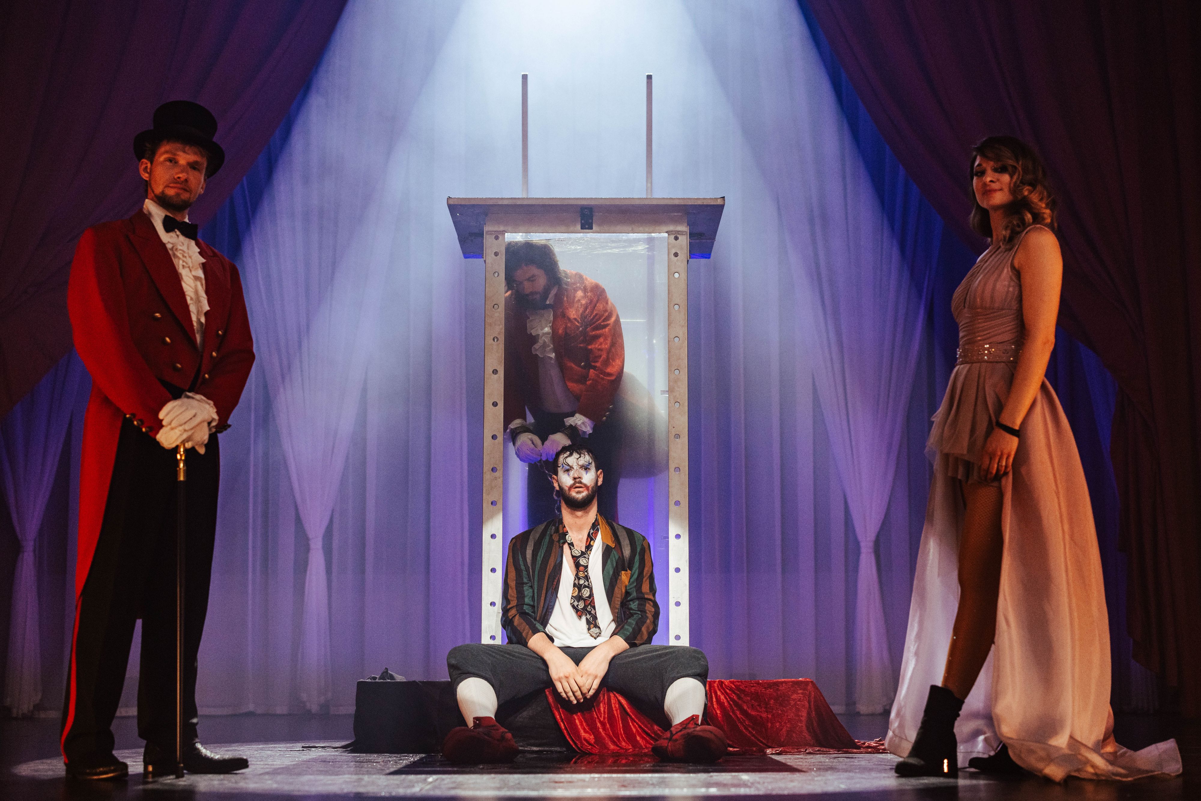 Paul Pizzera und Otto Jaus holten die Magier Tommy Ten und Amélie van Tass ins Video zu 