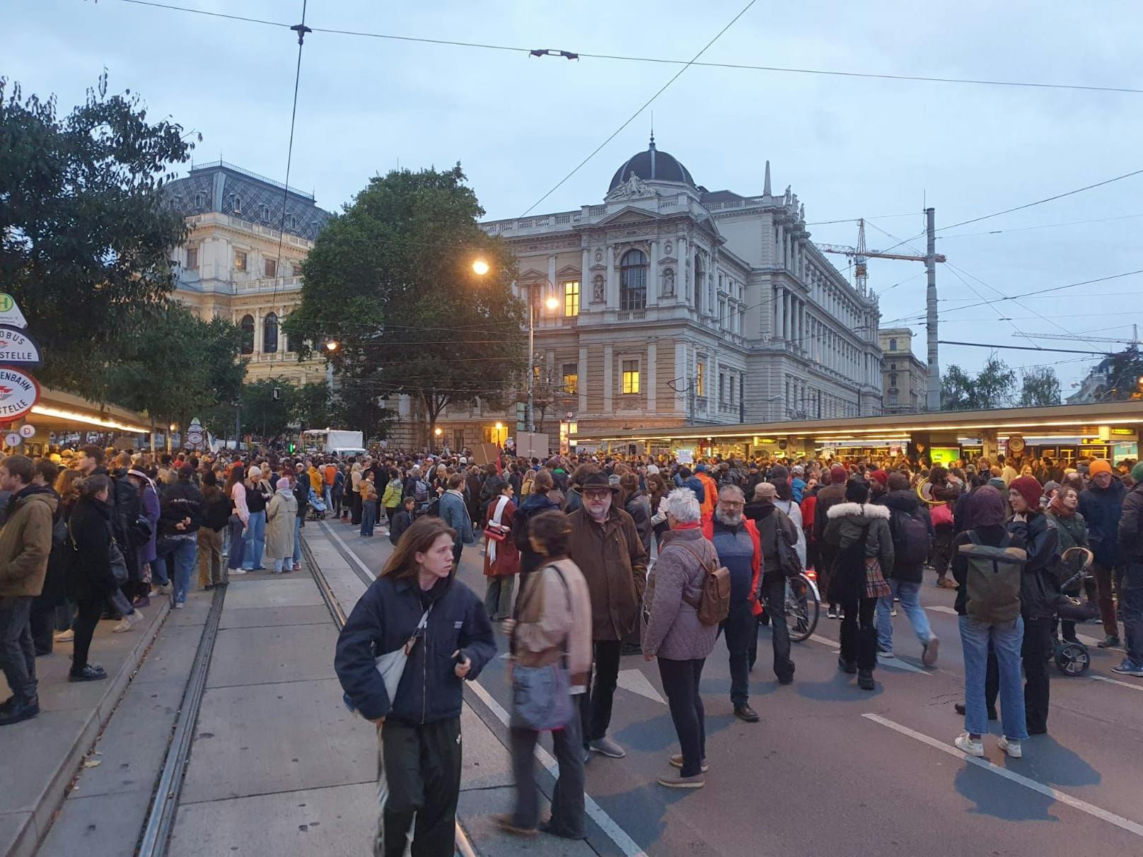 Ring steht! Tausende gehen gegen FPÖ auf die Straße