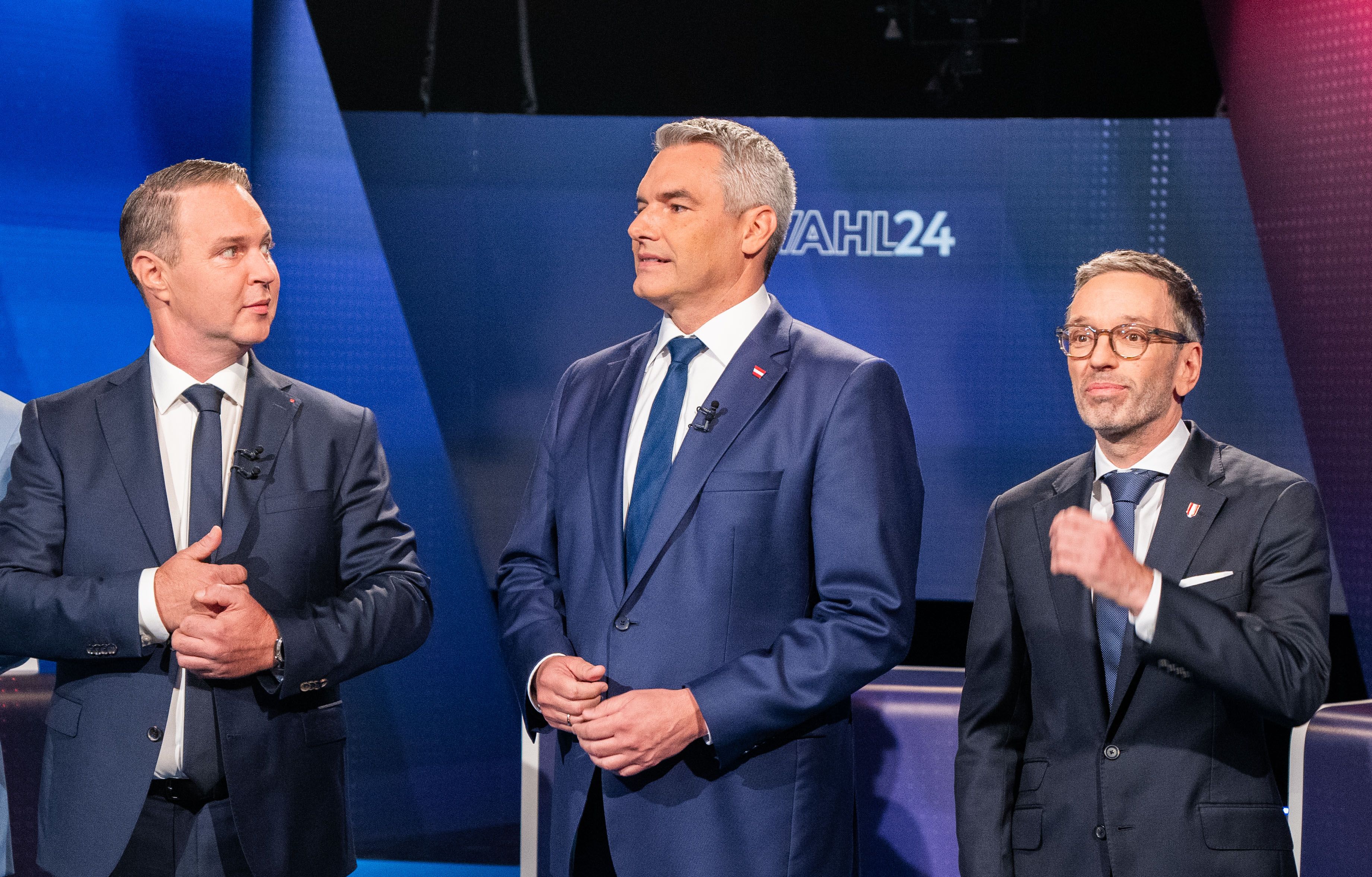 Nun haben sie ihr Ergebnis schwarz auf weiß: SPÖ-Chef Andreas Babler, Bundeskanzler Karl Nehammer und FPÖ-Chef Herbert Kickl.