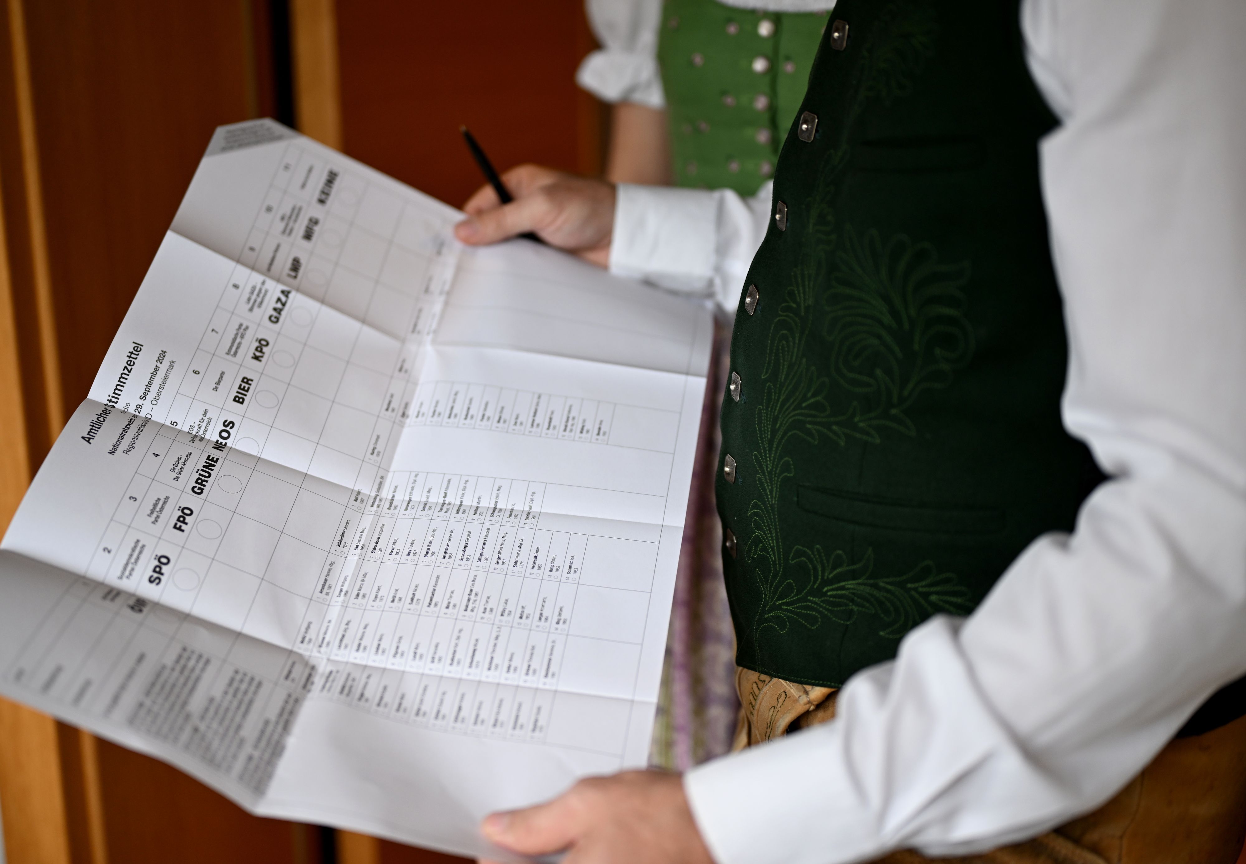 Eine Personen mit einem Stimmzettel der Nationalratswahl am 29. September 2024. (Symbolbild)
