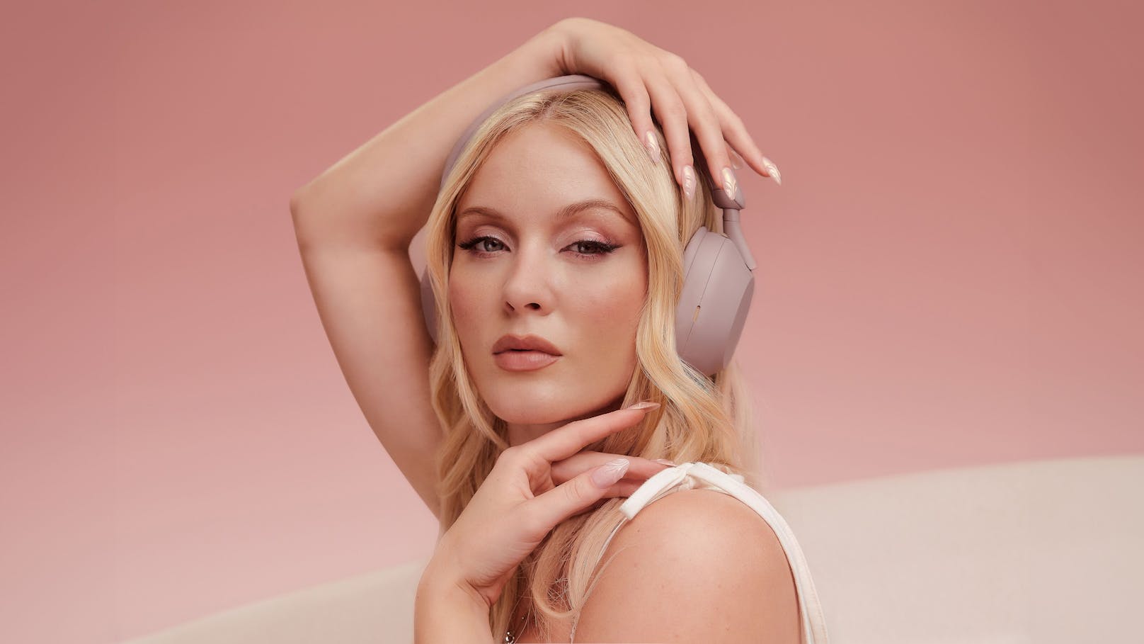 "Life in Pink": Sony präsentiert Miniserie mit Zara Larsson zum Launch seiner Premium-Kopfhörer in der Farbe "Smoky Pink".