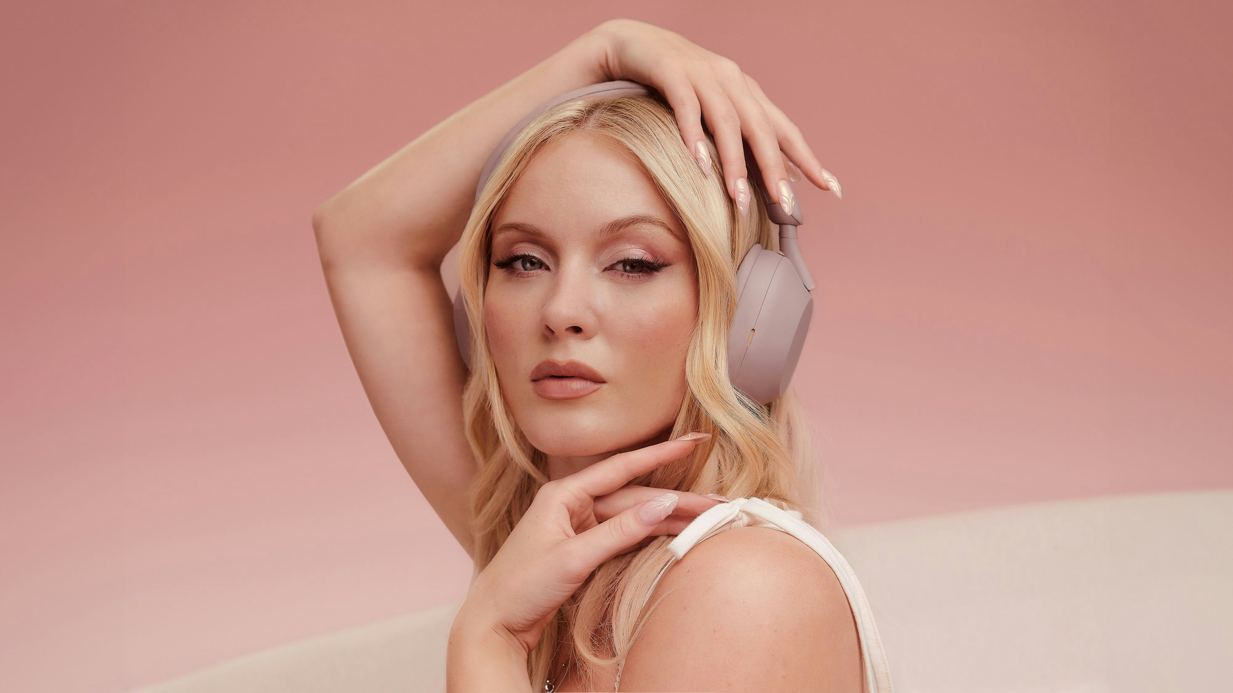 "Life in Pink": Sony präsentiert Miniserie mit Zara Larsson zum Launch seiner Premium-Kopfhörer in der Farbe "Smoky Pink".