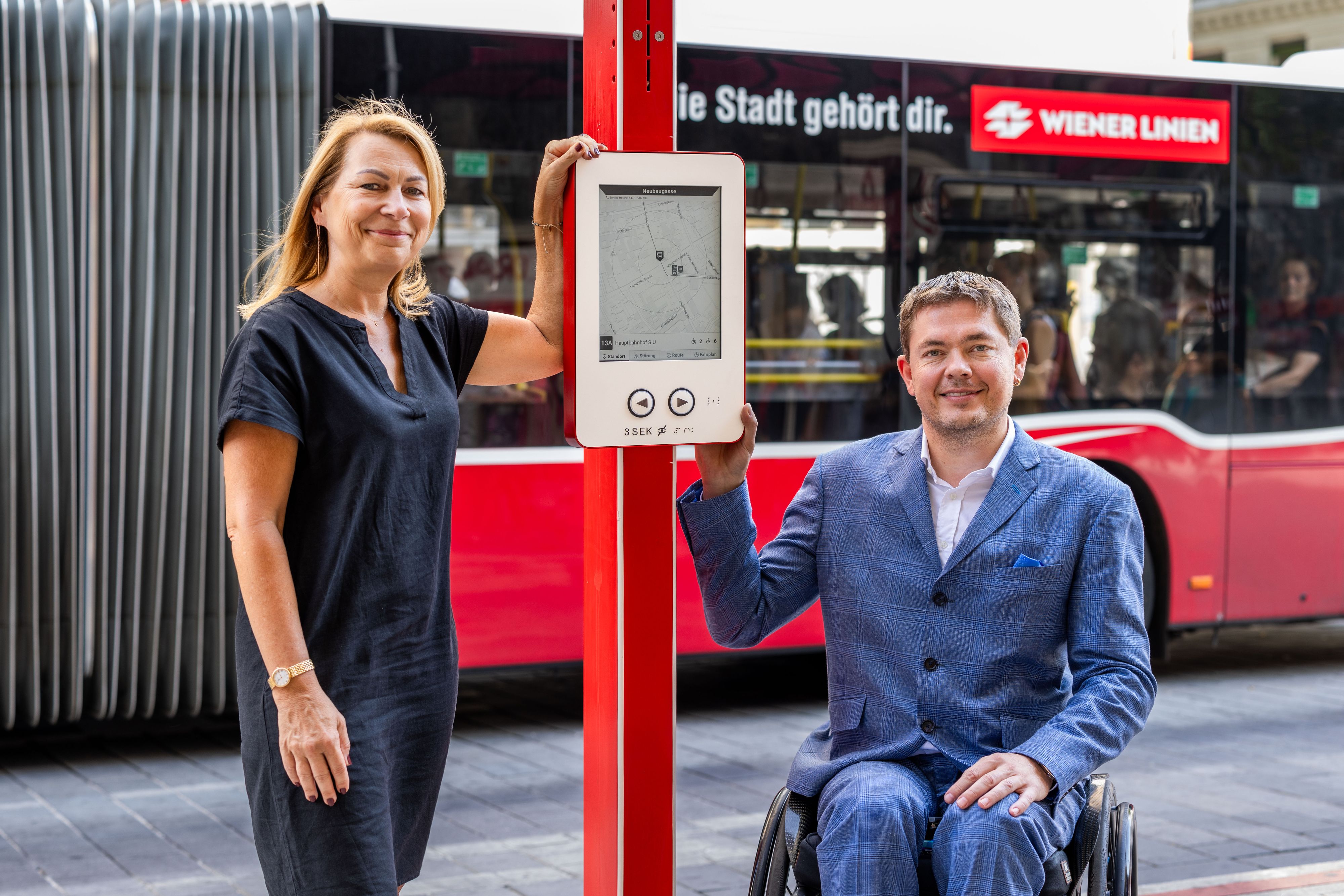 Wiener-Linien-Geschäftsführerin Alexandra Reinagl mit dem Konzernbeauftragten für Barrierefreiheit der Wiener Stadtwerke, Hans-Jürgen Groß