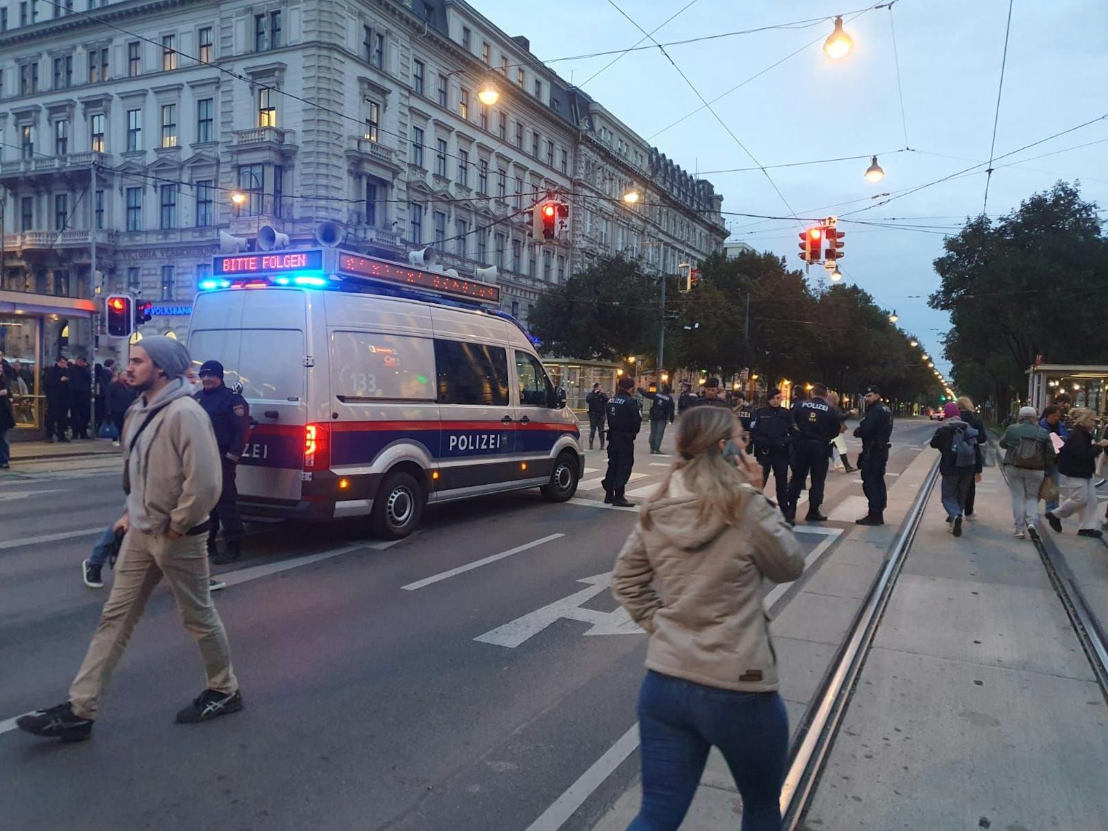 Ring steht! Tausende gehen gegen FPÖ auf die Straße