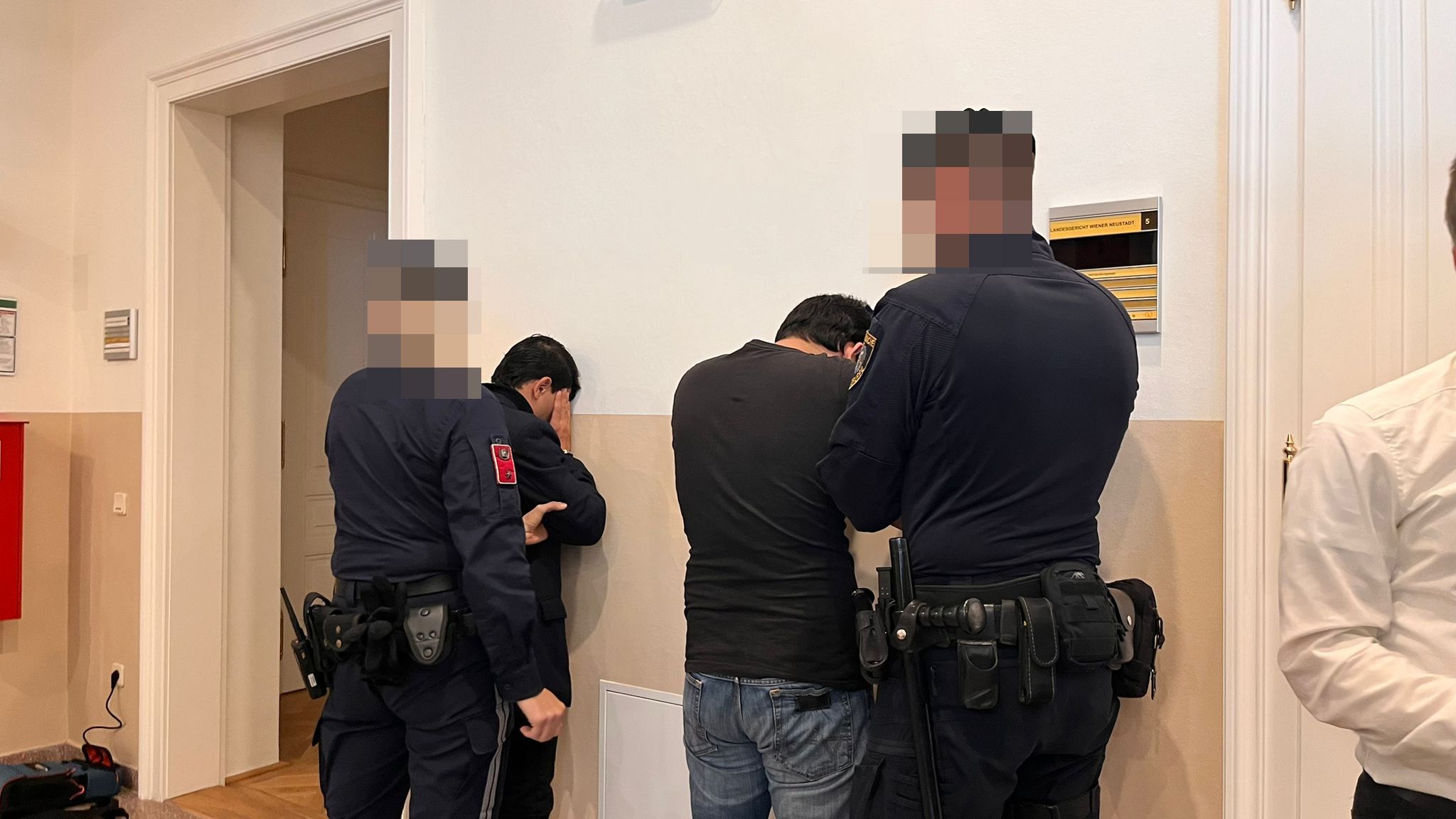 Die beiden Angeklagten versteckten ihr Gesicht hinter ihren Händen