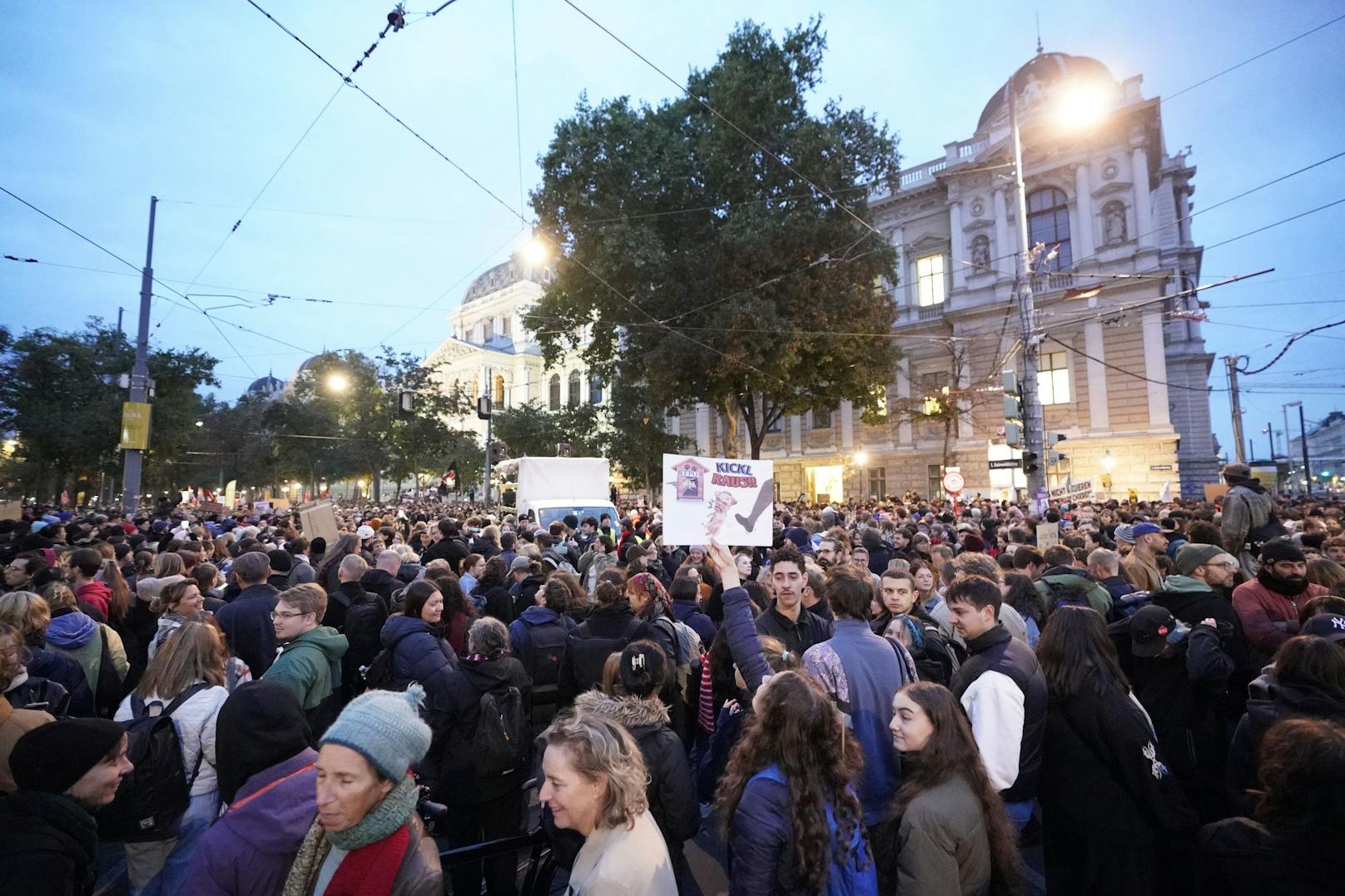 Demo-Chaos in Wien! Tausende protestieren gegen Kickl