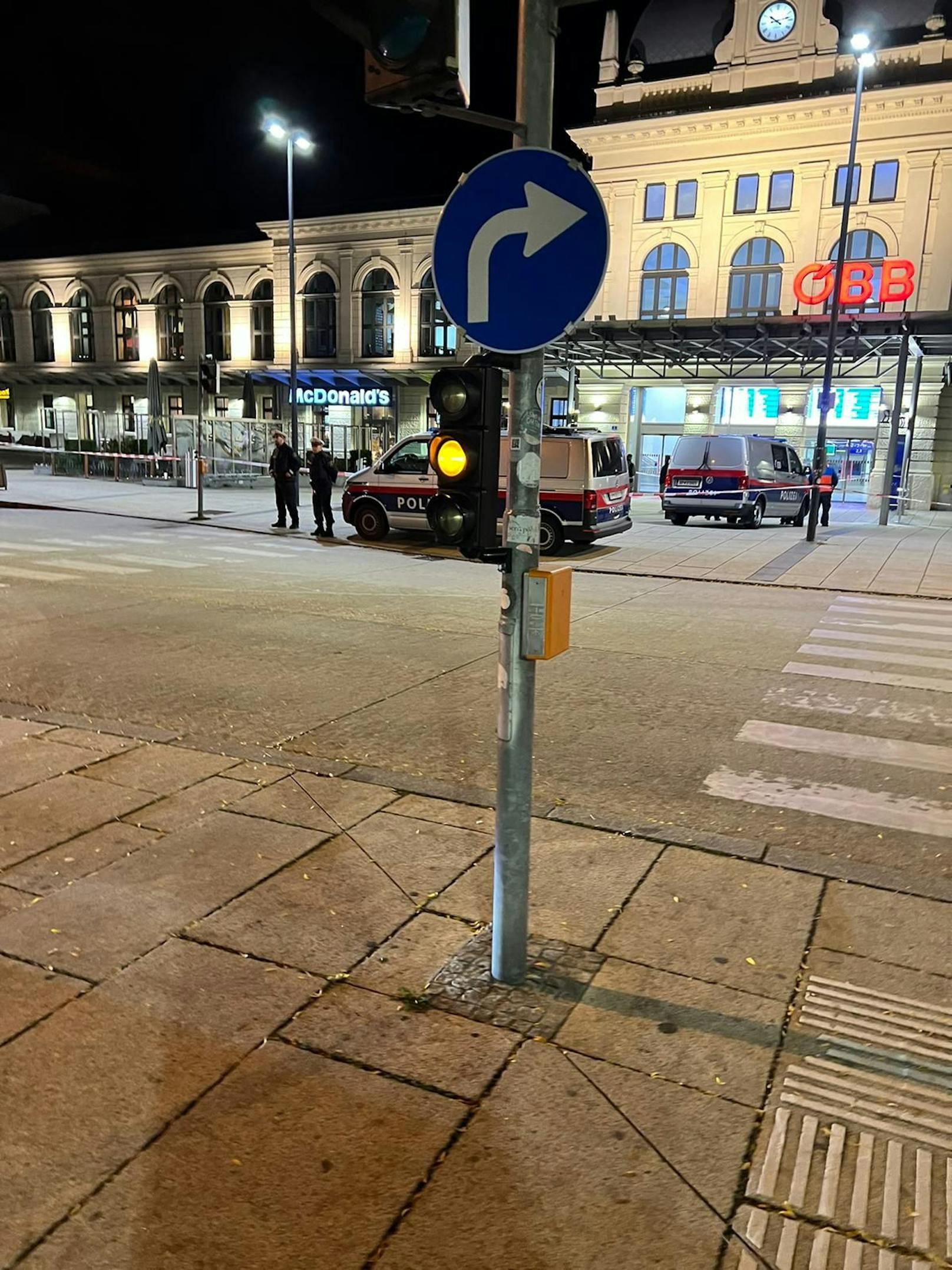 Großeinsatz am Bahnhof in St. Pölten – Die Polizei sperrte den Eingangsbereich,