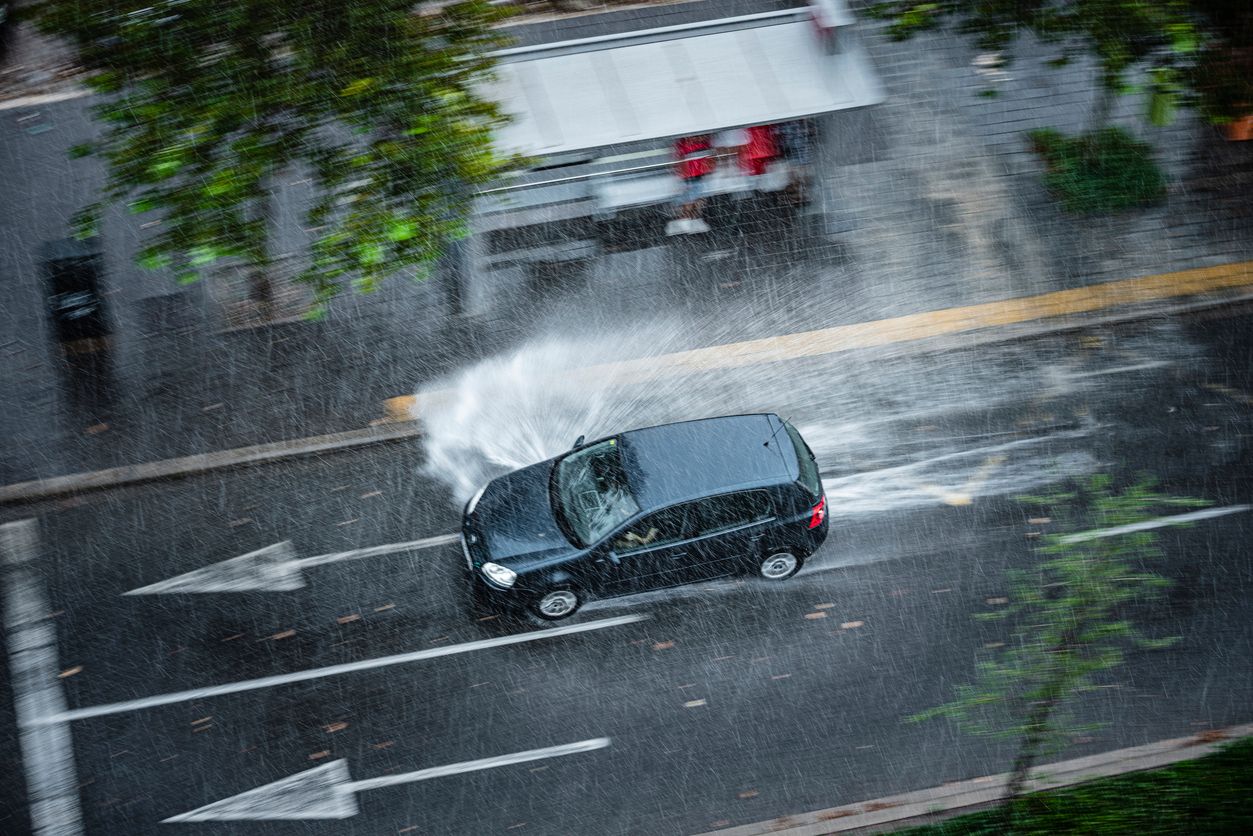 Starkregen wird nicht nur zur Gefahr im Straßenverkehr. Symbolbild. 