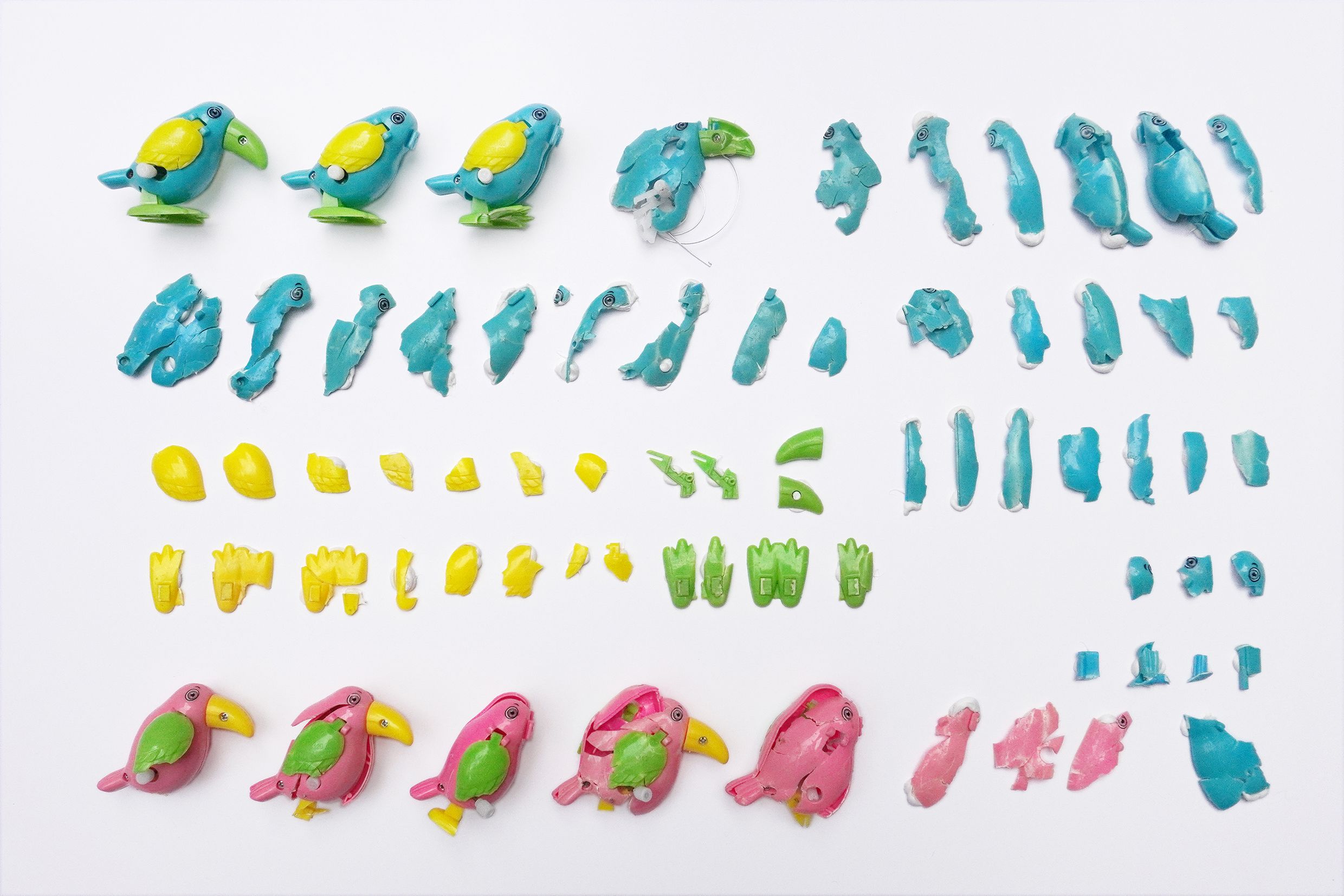 Edith Payer arrangiert auf der Straße gefundenes.