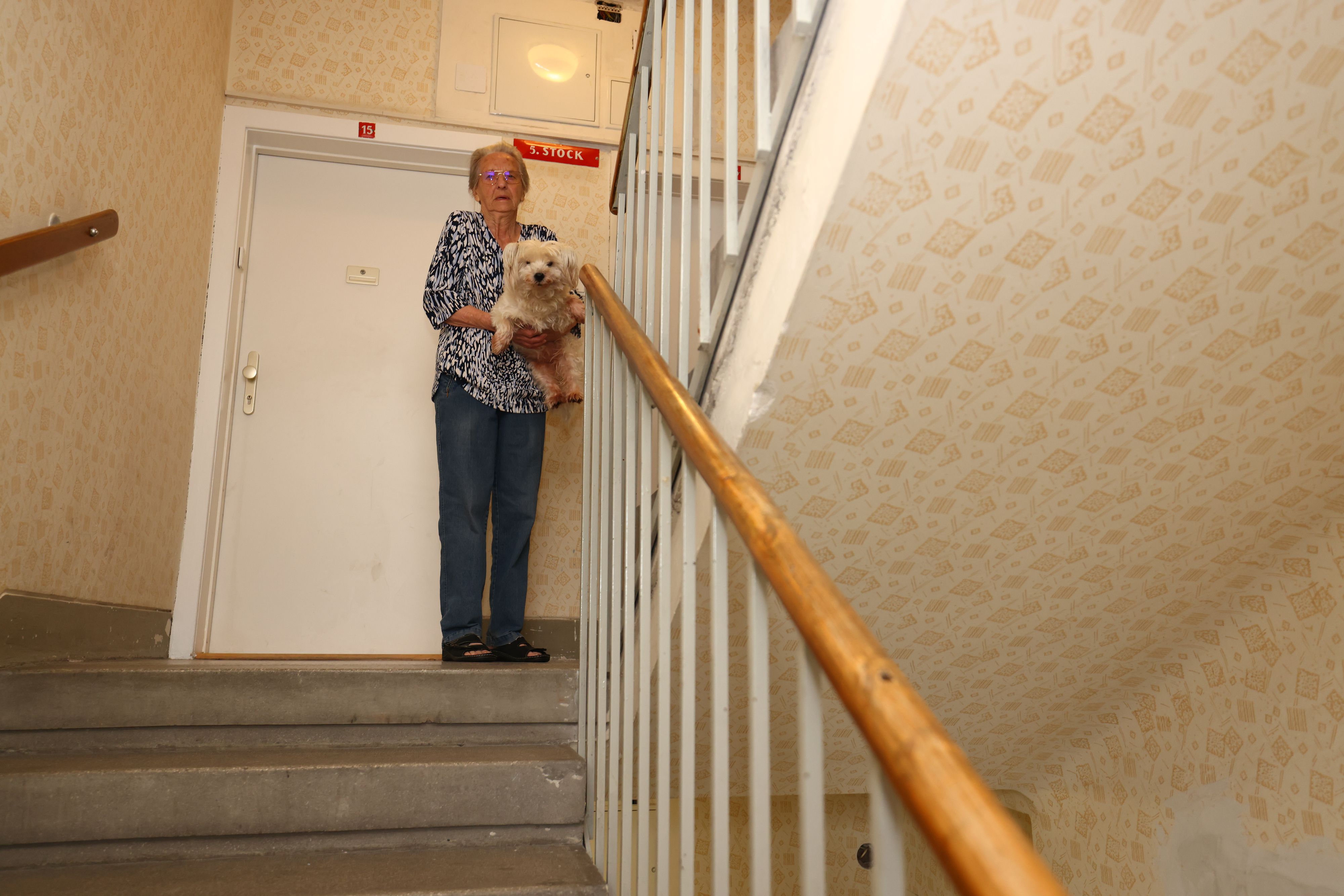 Defekter Aufzug: Margit (86) und ihre treue Begleitung Susi müssen sich jeden Tag die Stiege rauf und runter kämpfen.