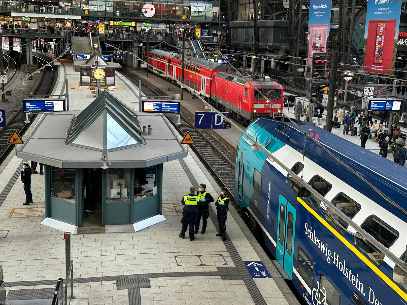 Der Bahnsteig, an der Medizinstudent aus Ruanda und seine Begleitung mit dem ICE aus Frankfurt ankamen, wurde abgesperrt.