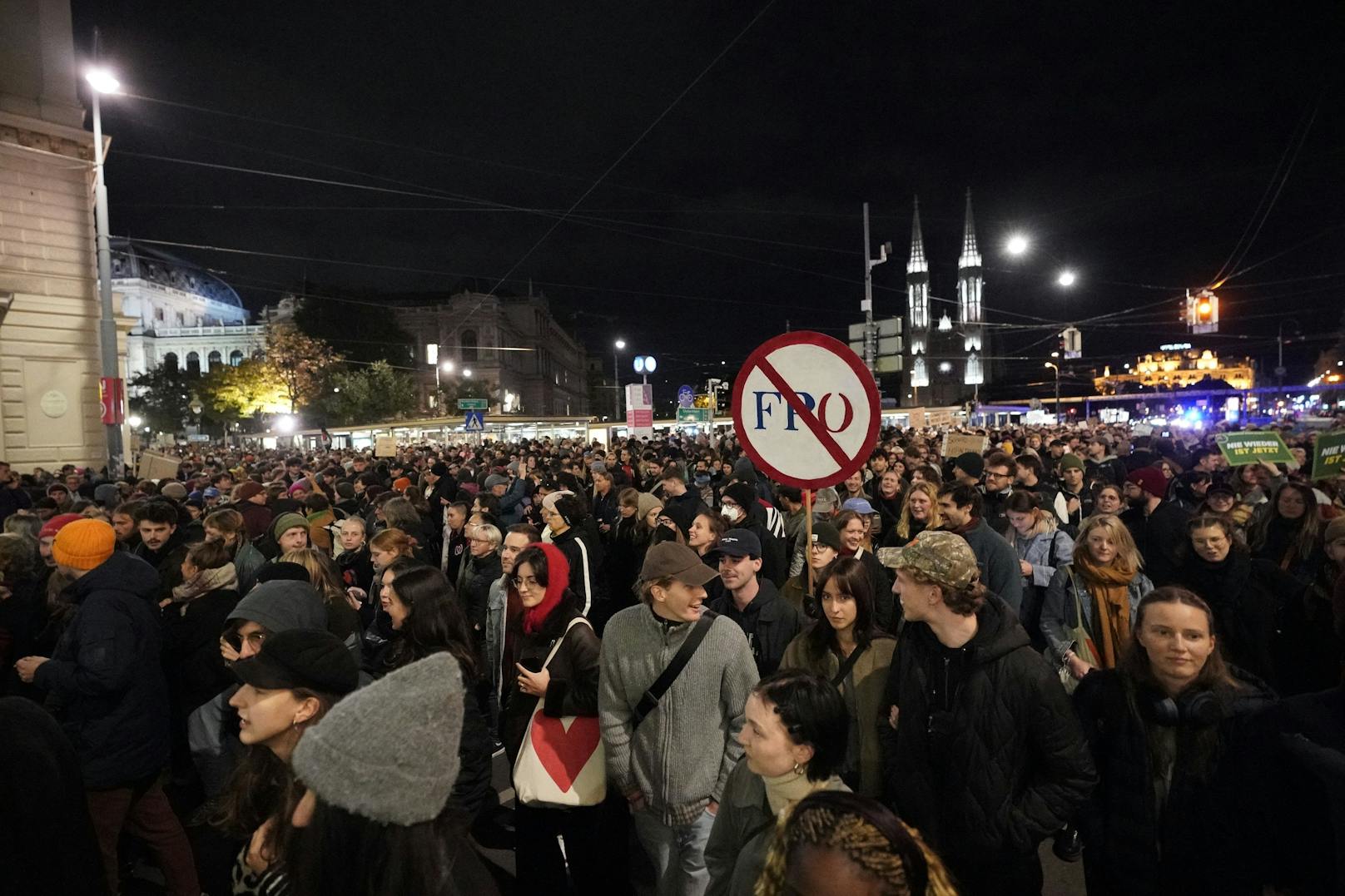 Mehrere Tausend Wiener demonstrierten am Donnerstag gegen Herbert Kickl (FPÖ)