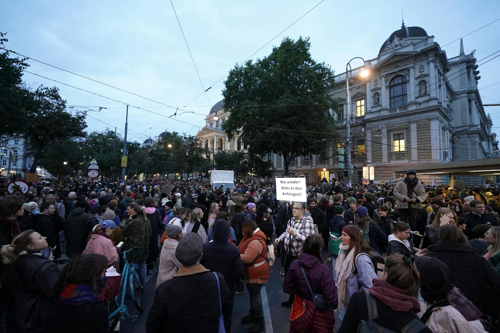 Demo-Chaos in Wien! Tausende protestieren gegen Kickl