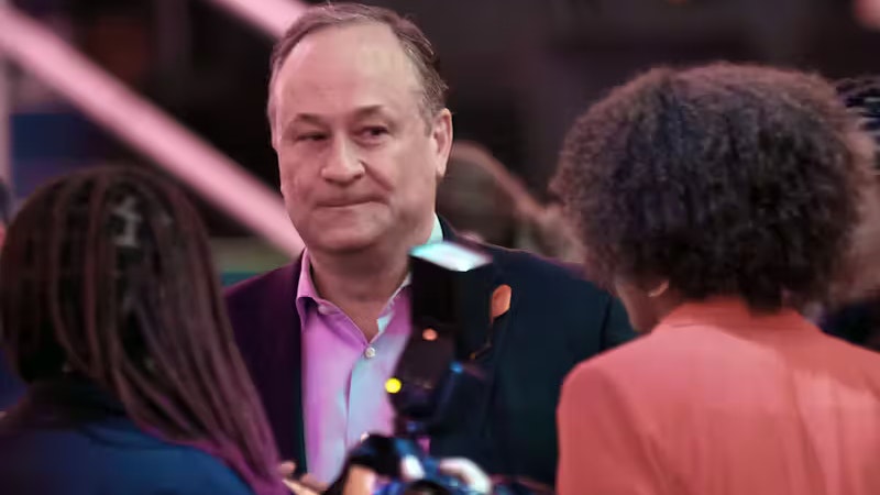 Schlechtes Benehmen und/oder schlechtes Timing: Doug Emhoff wird beschuldigt, seine frühere Ex geschlagen zu haben.