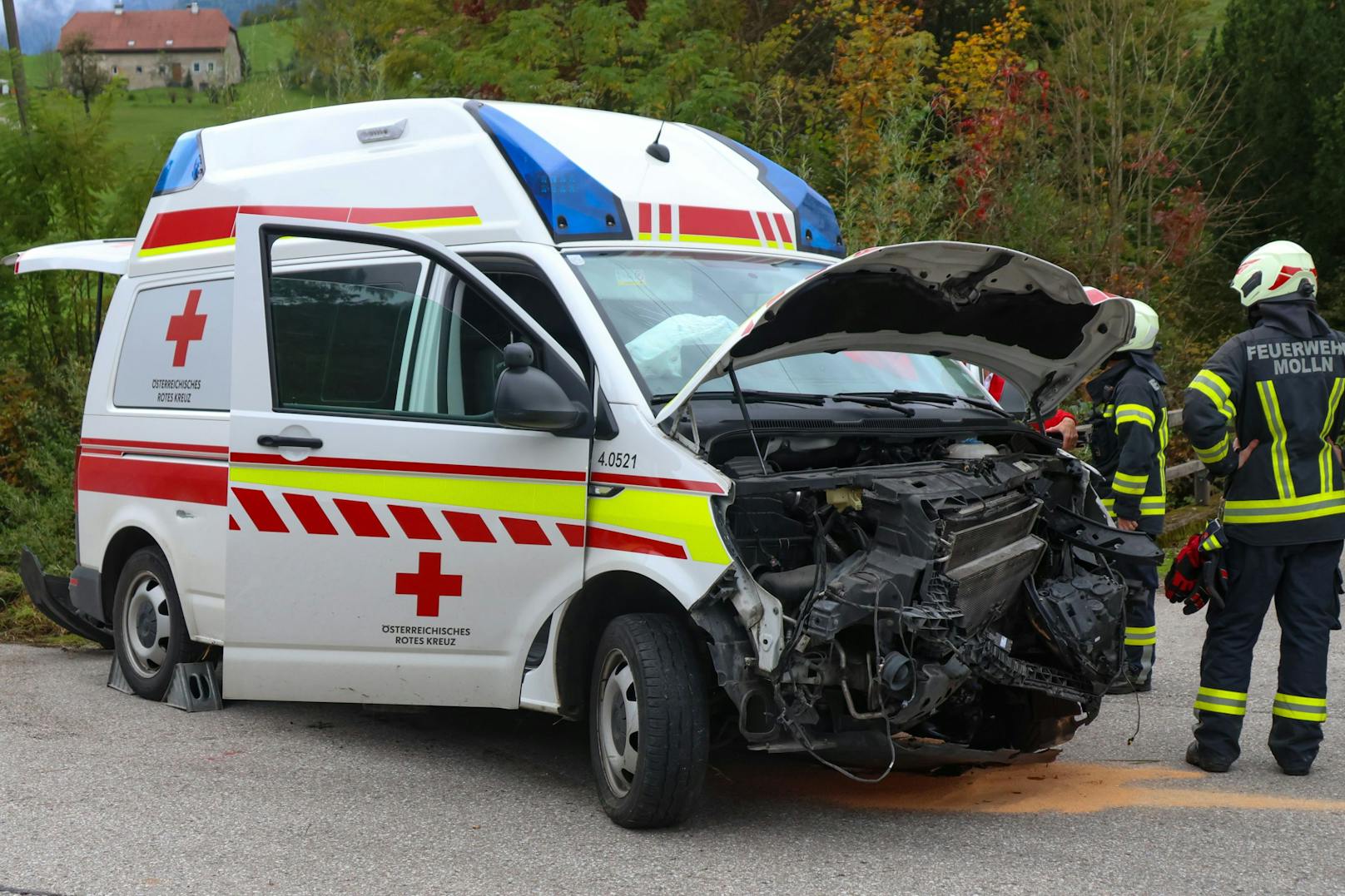 Auch zwei Mitarbeiter des Rettungsdienstes wurden leicht verletzt.