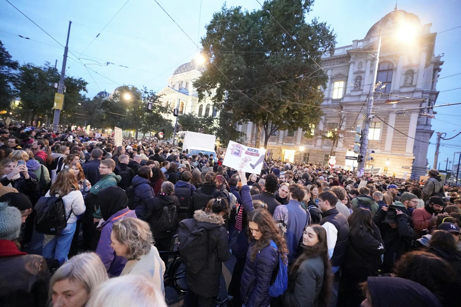 Demo-Chaos in Wien! Tausende protestieren gegen Kickl