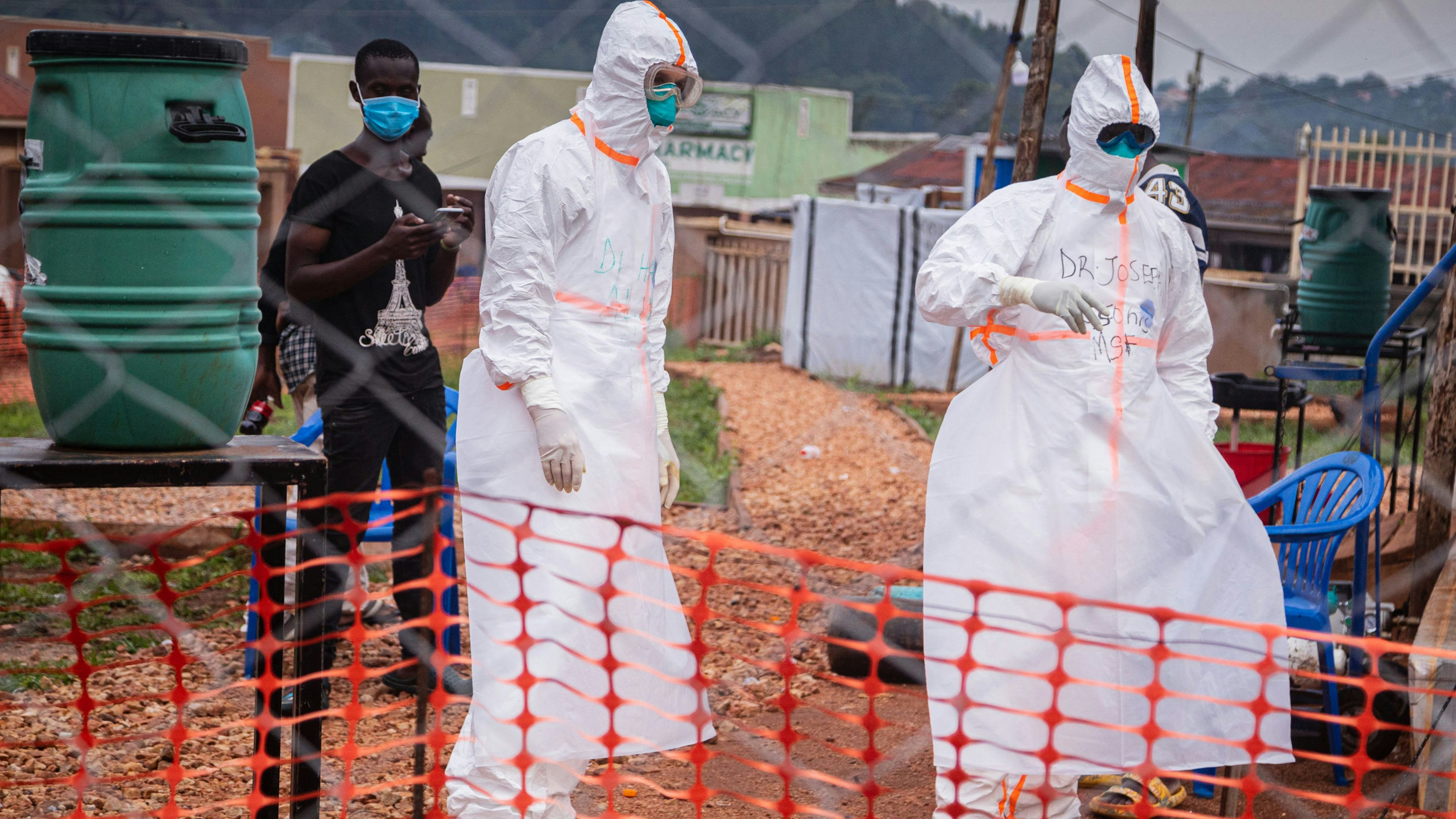 Mediziner bei einem Ebola-Ausbruch 2022 in Uganda: Die beiden Viren-Arten Ebola und Marburg sind eng miteinander verwandt und verursachen beide schwerste Blutungen im Körper