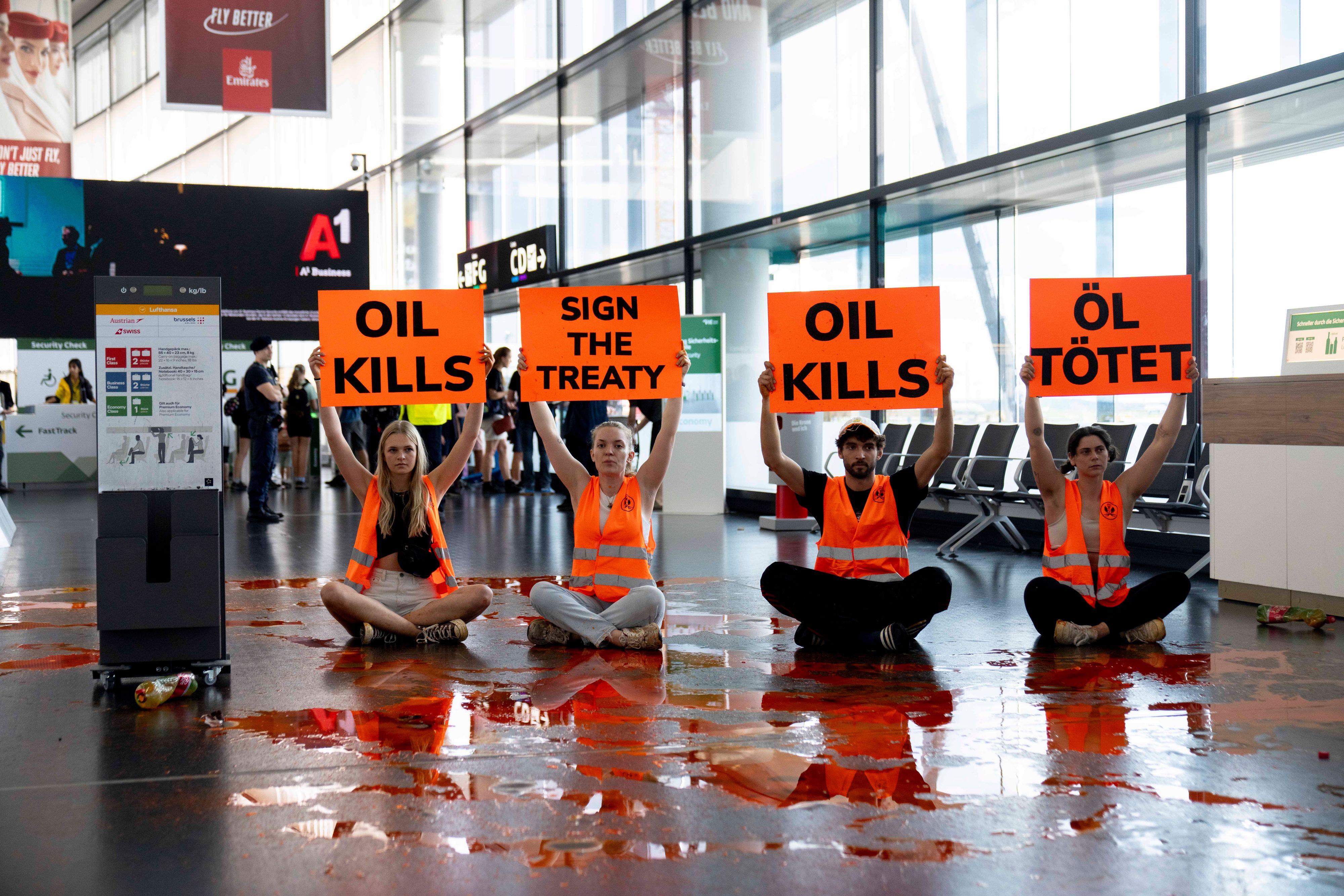 Klima-Aktivisten der letzten Generation protestierten am 24. Juli 2024 am Flughafen Wien.