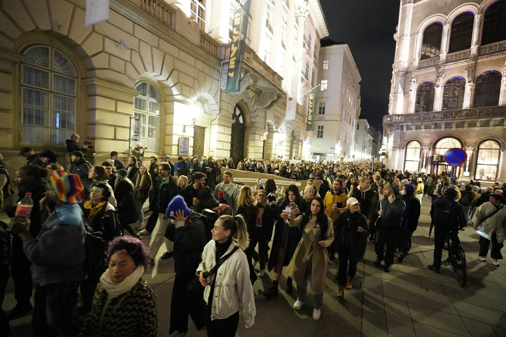 Tausende gingen am 3. Oktober 2024 auf die Straße um gegen eine potenzielle FPÖ-Regierung zu demonstrieren.